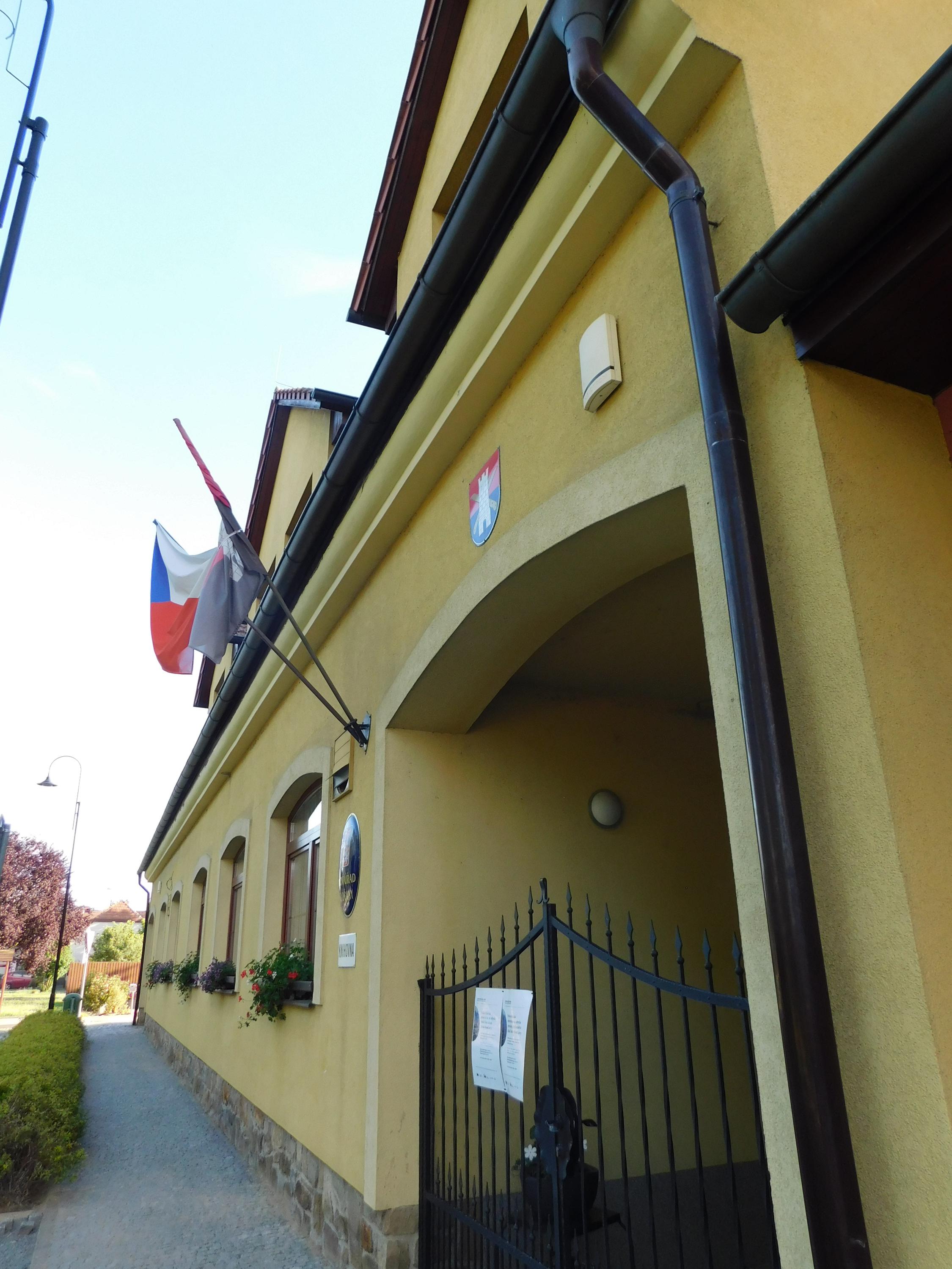 Hradčany - obecní úřad foto 2