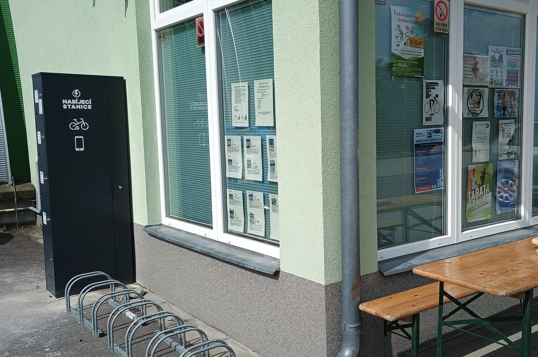 Nabíjecí stanice pro elektrokola a mobilní zařízení