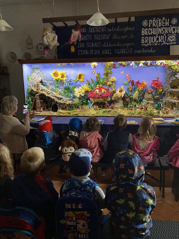 Galerie pohyblivých scén z kukuřičného šustí - Jiřina Šustrová foto 4