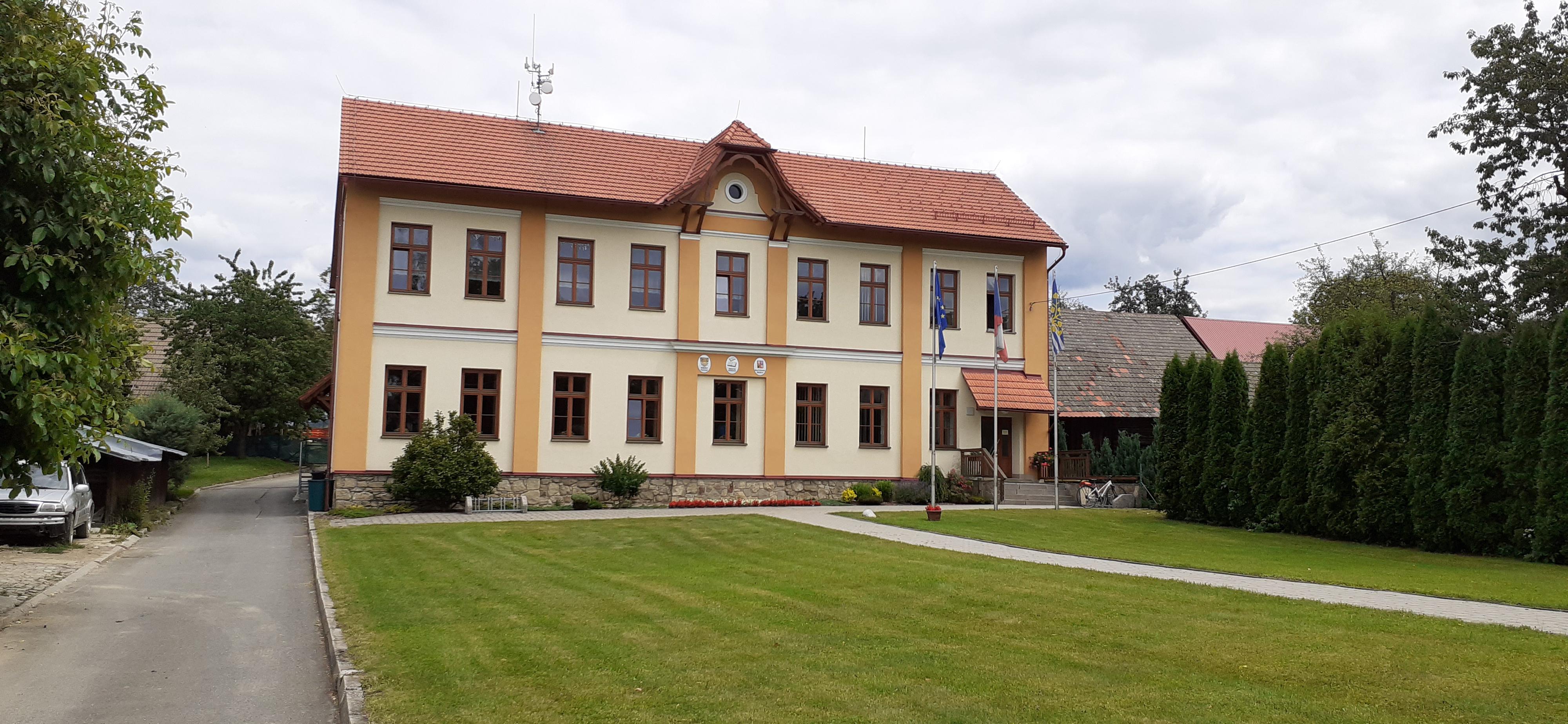 Poteč - obecní úřad foto 3