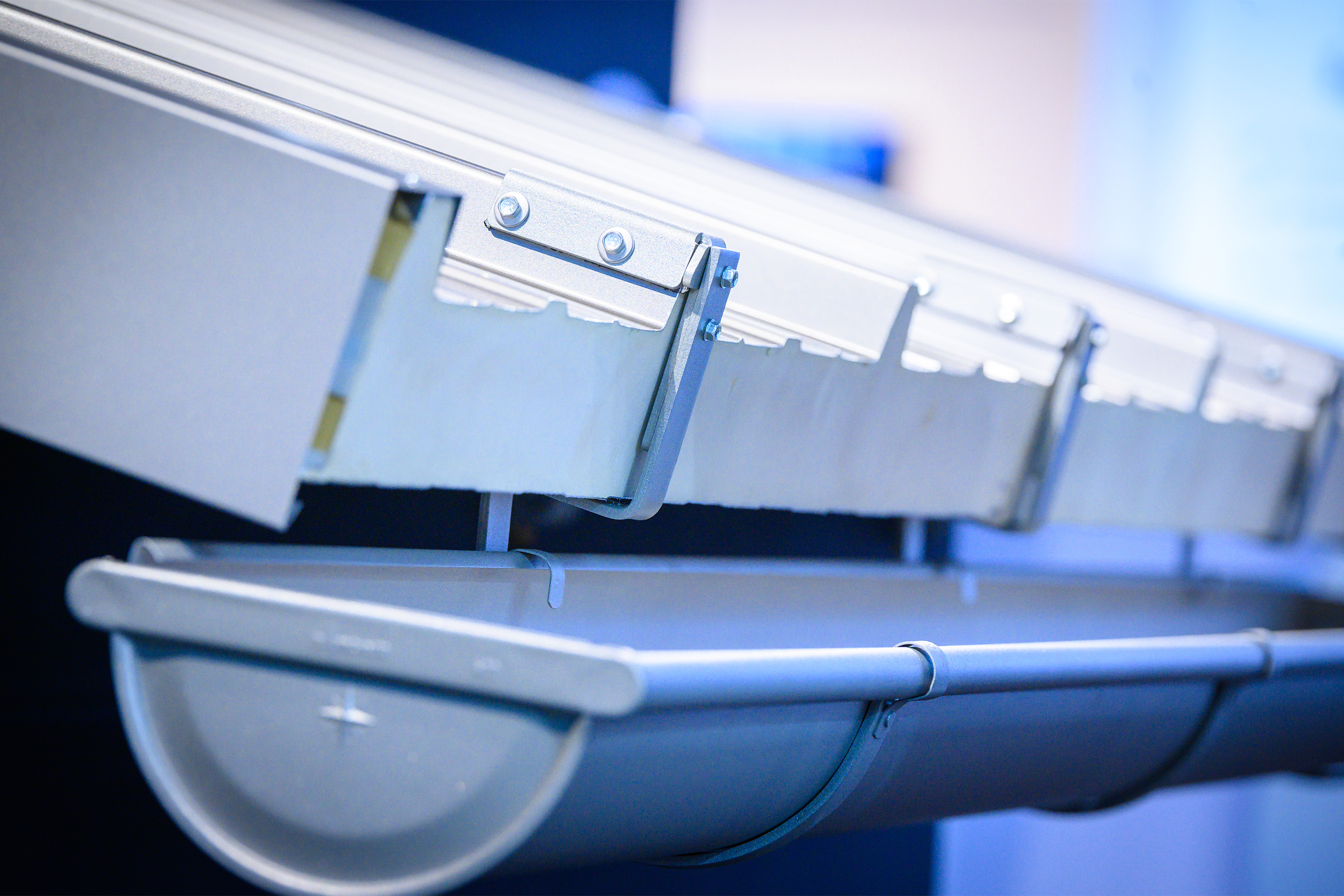 Žlabové háky pro sendvičové panely