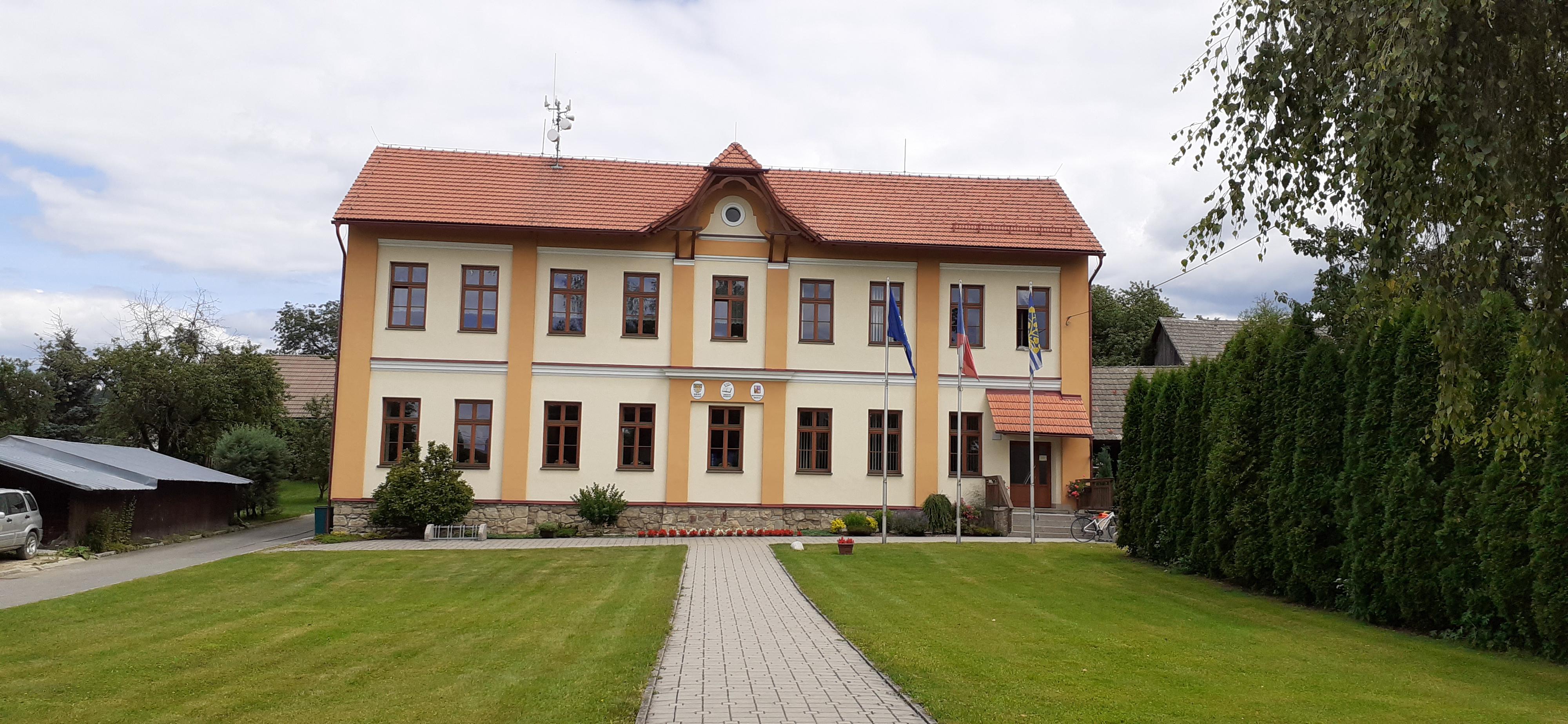 Poteč - obecní úřad foto 2