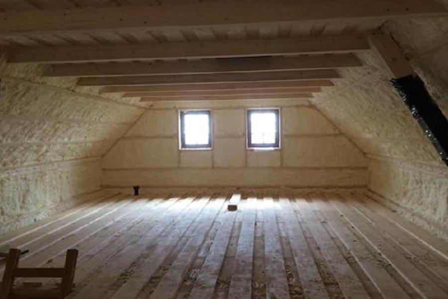 Provádíme zateplení stříkanou izolační pur pěnou