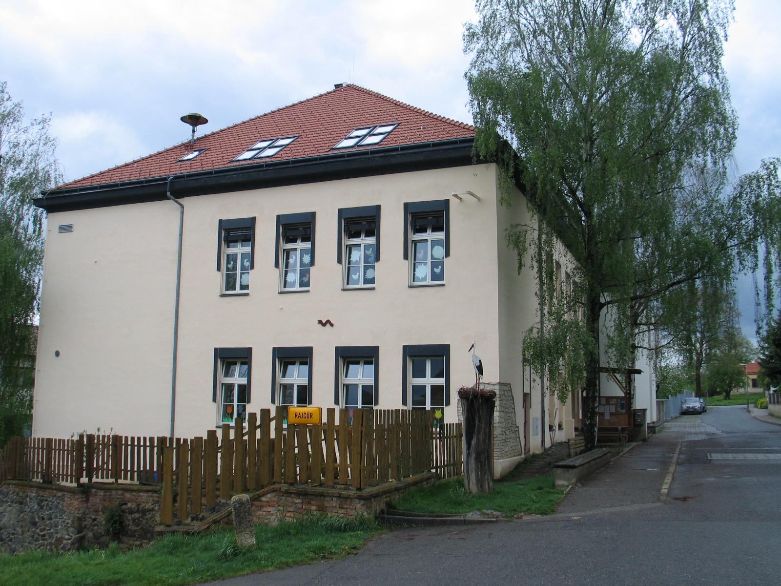 Základní škola Hnízdo v Úněticích