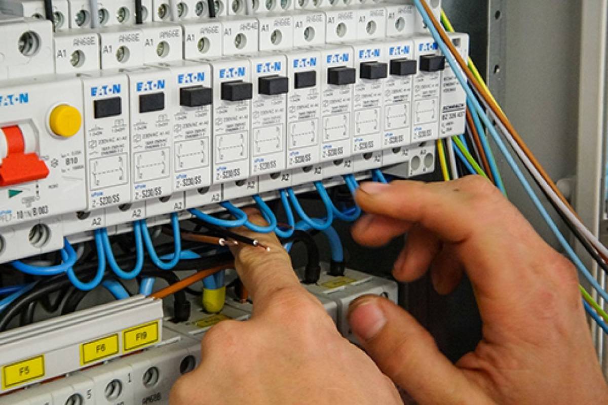 Revizní technik, Elektro-Faltýnek