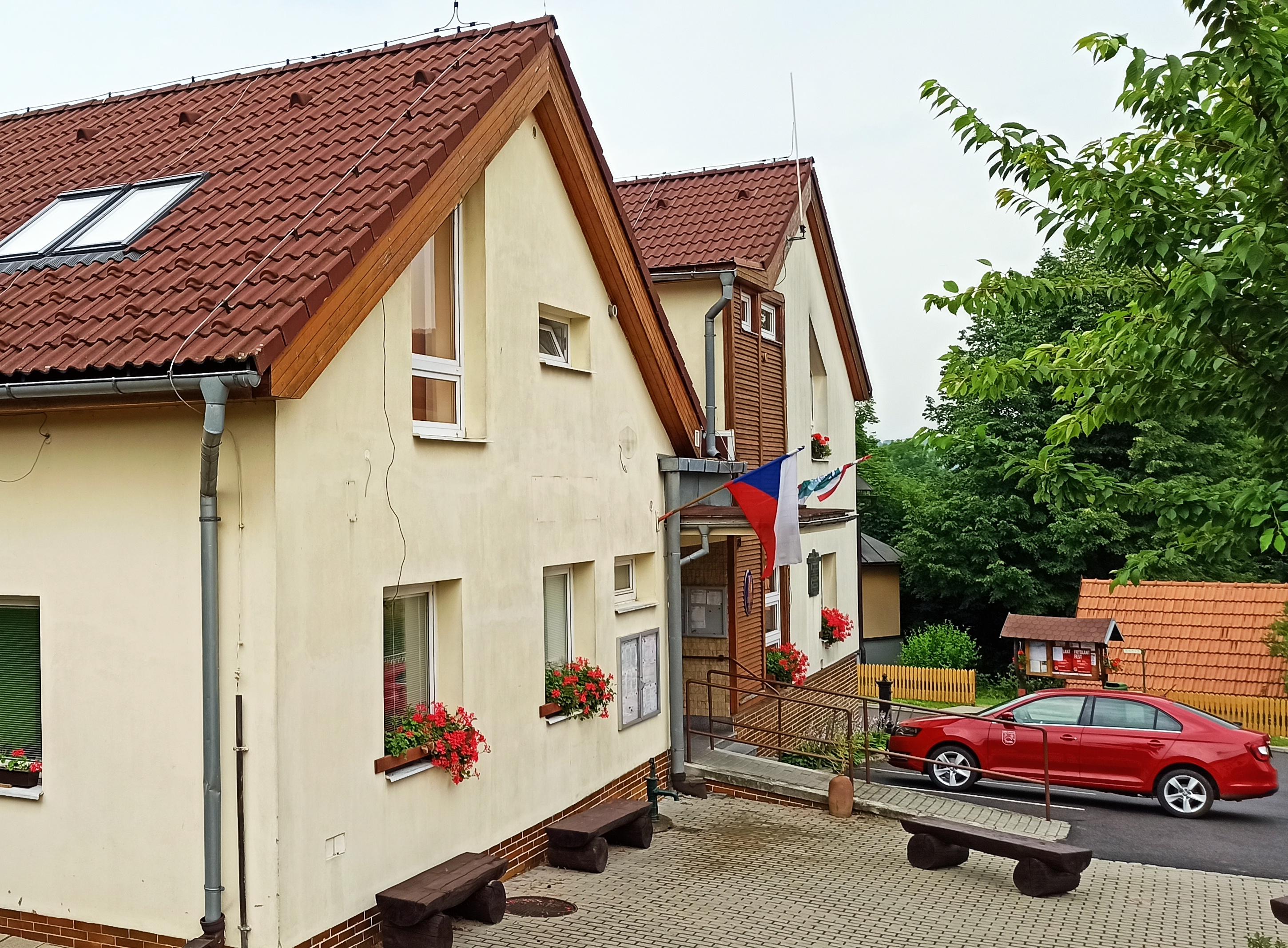 Lhotka - obecní úřad foto 3
