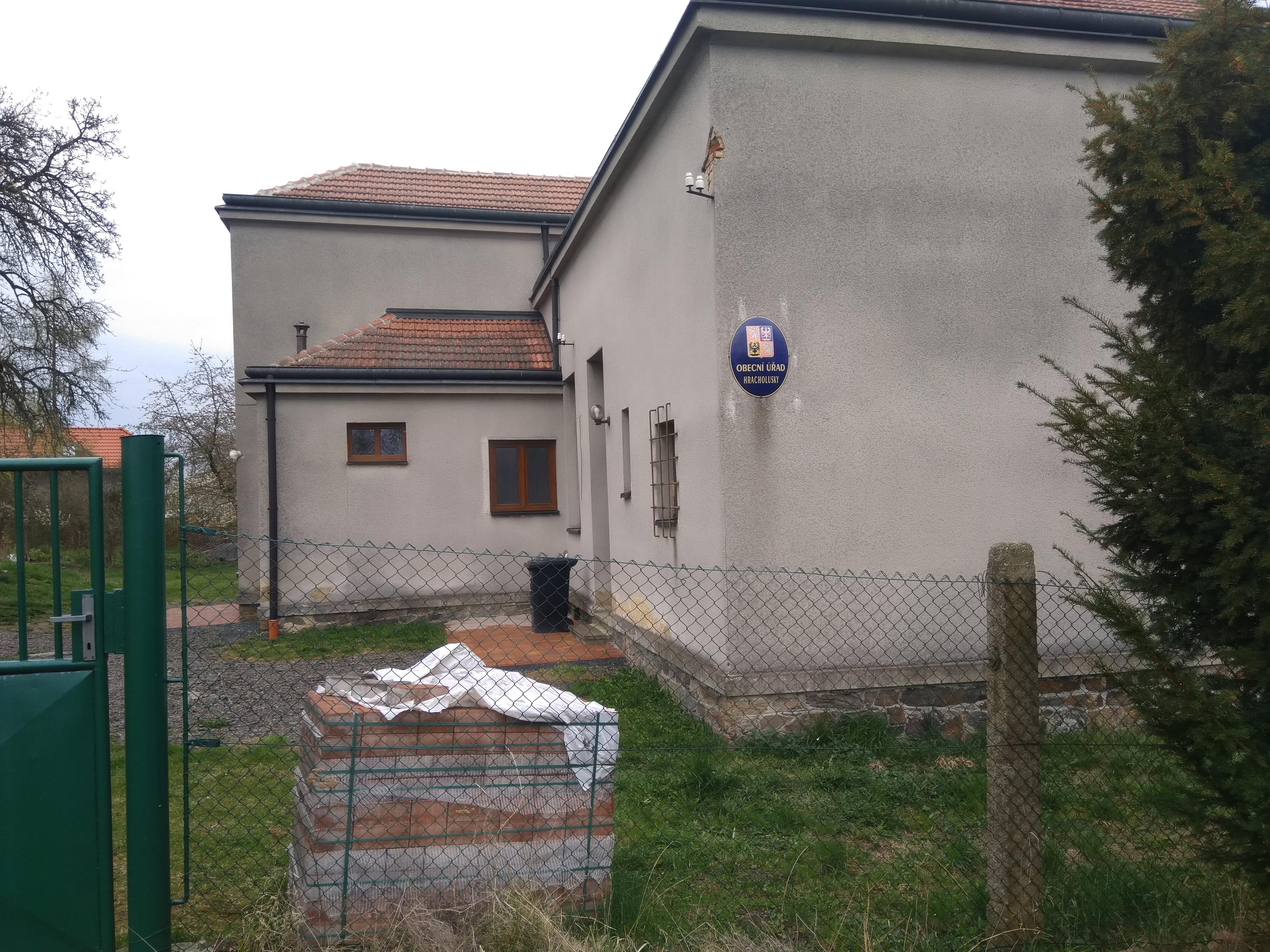 Hracholusky - obecní úřad foto 2