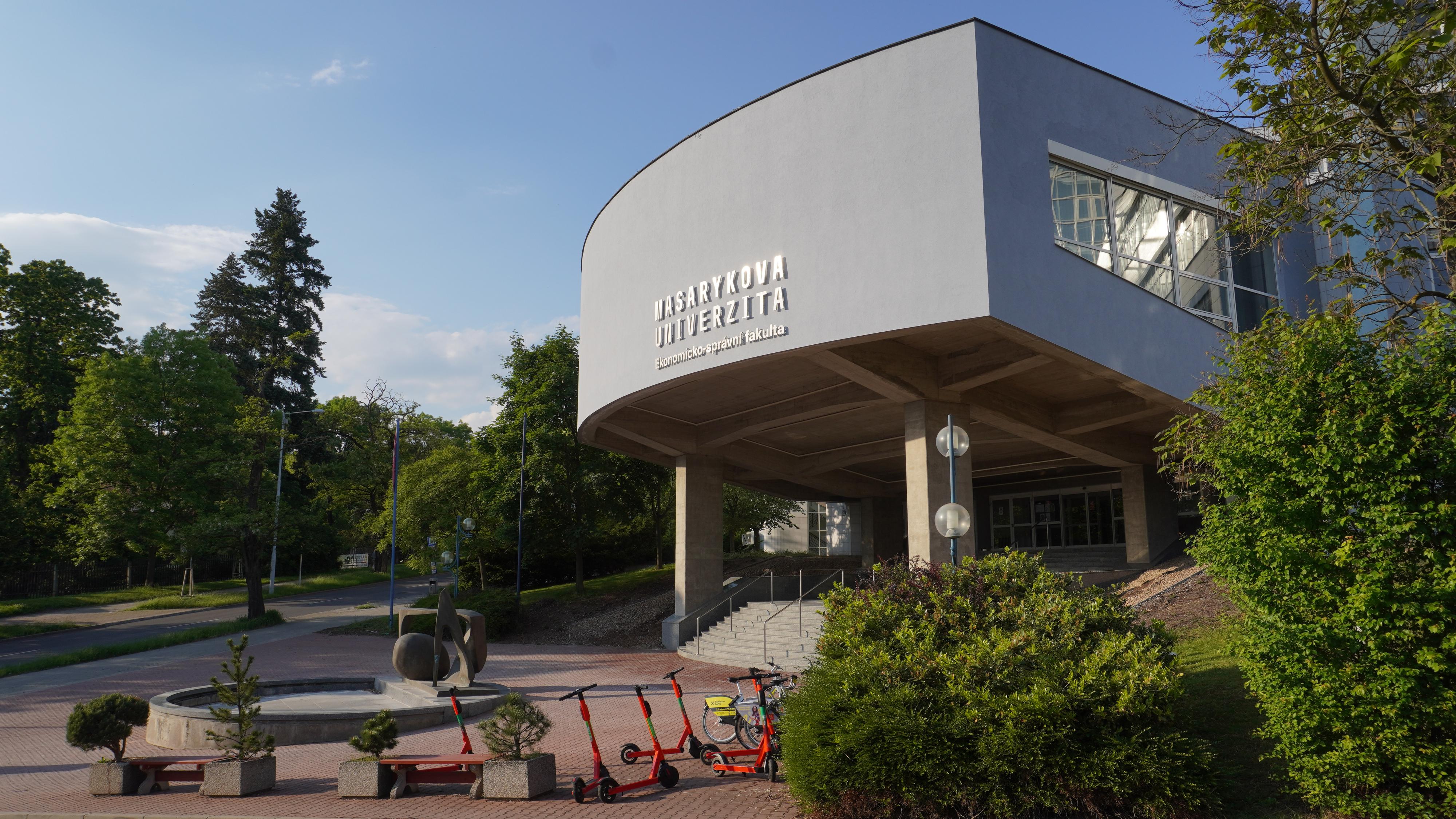 Ekonomicko-správní fakulta Masarykovy univerzity foto 3