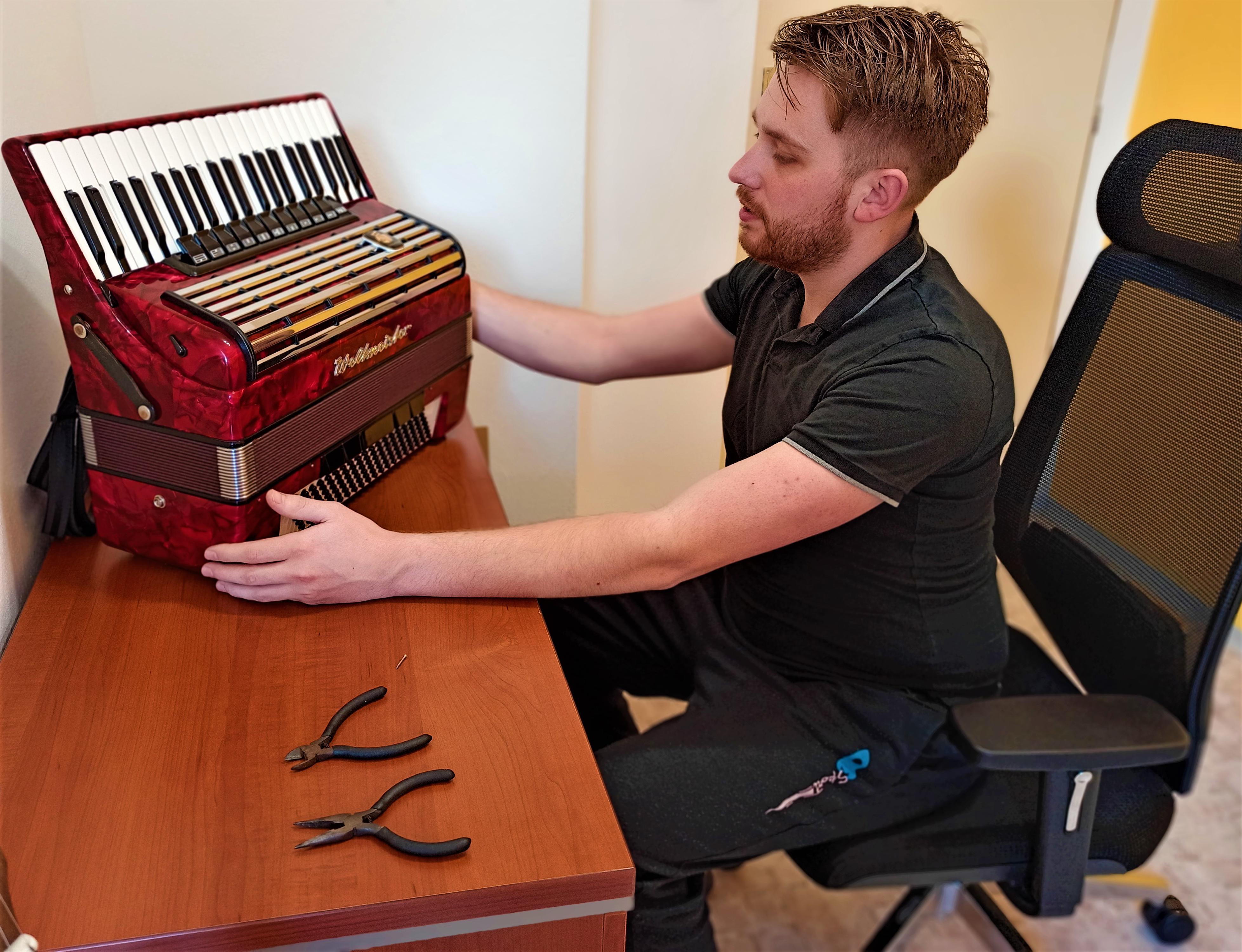 Oprava akordeonů/harmonik - Josef Vašíček foto 2