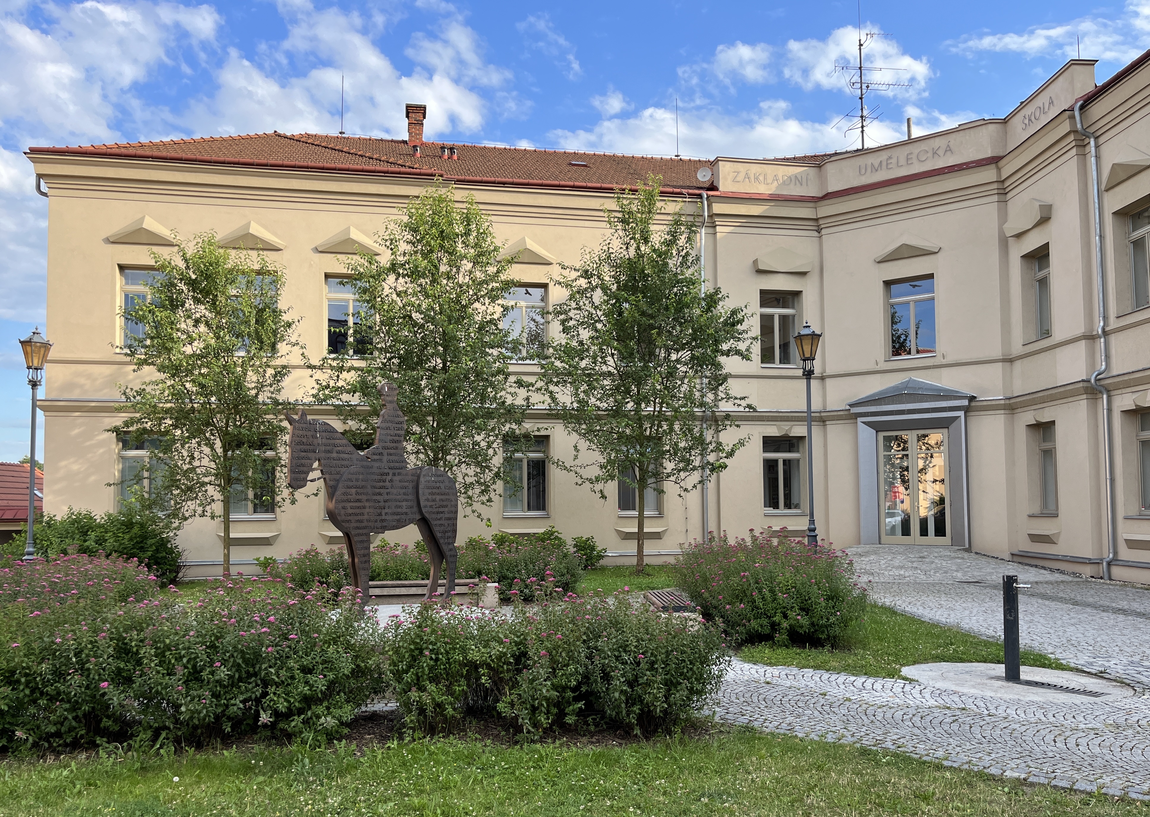 ZUŠ Hranice, Školní náměstí foto 2