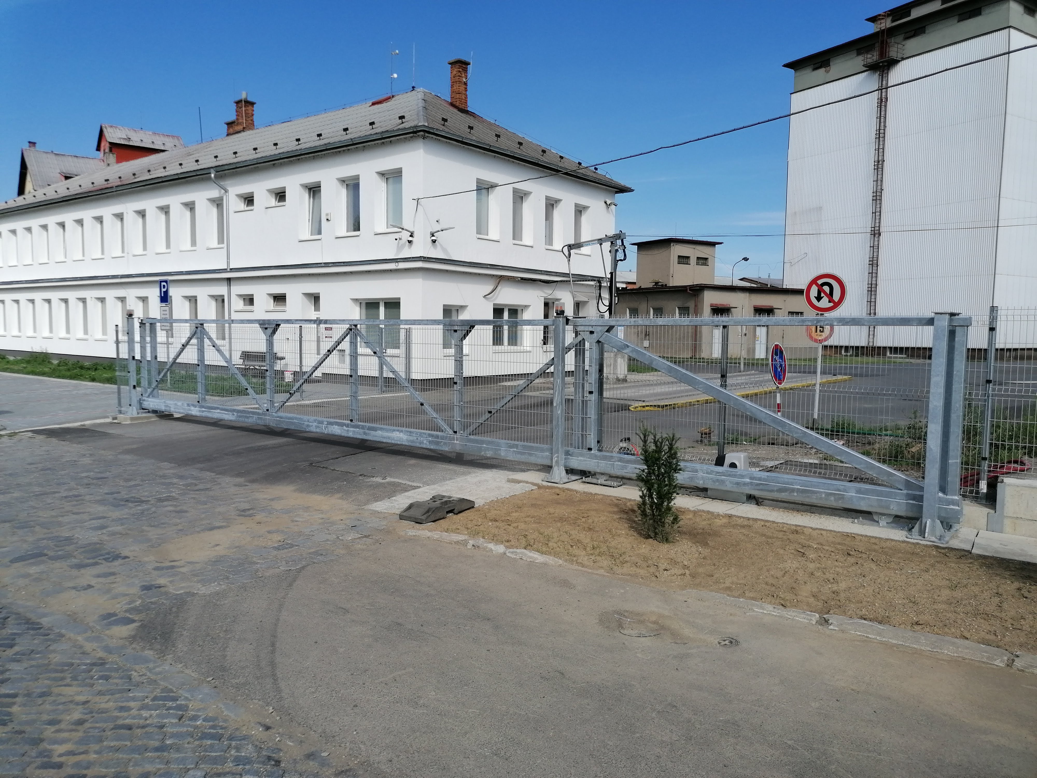 MARDES DESIGN - posuvné brány a křídlové brány foto 2