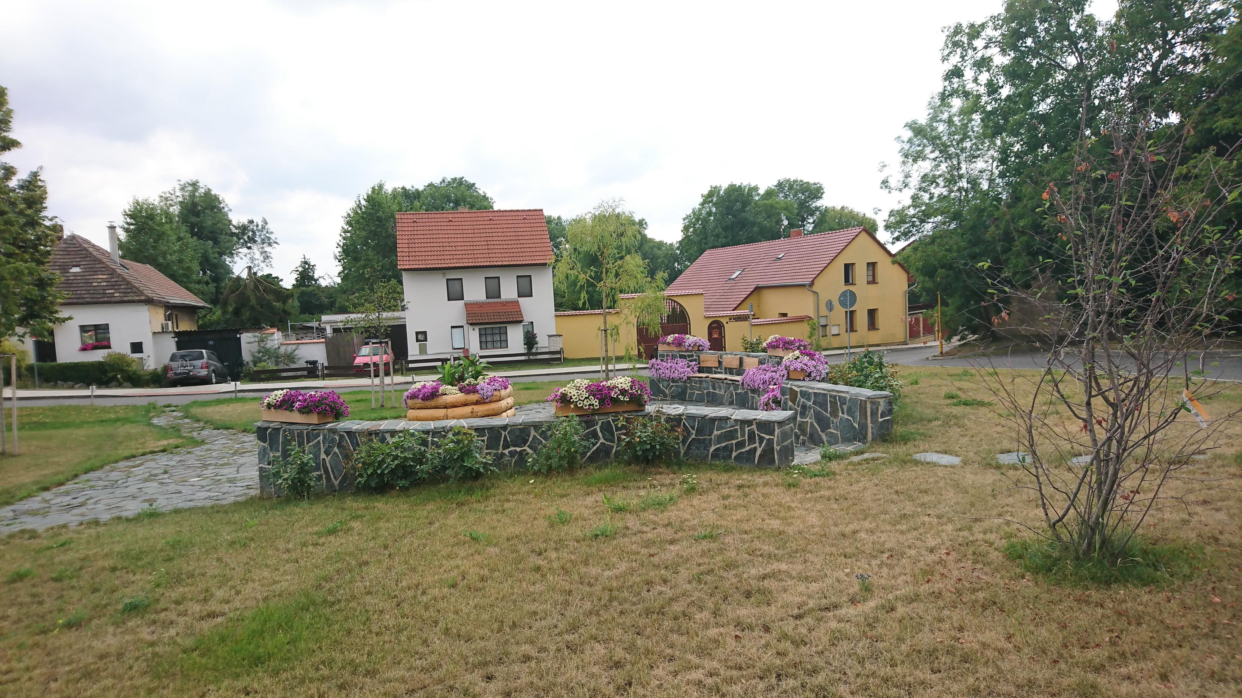Ctiněves - obecní úřad foto 1