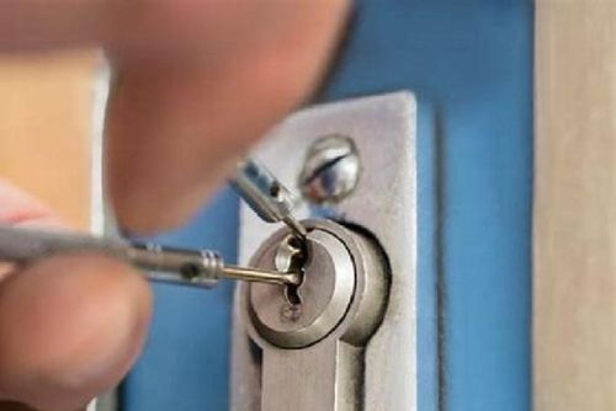 ZÁMEČNÍK - NOUZOVÉ OTEVÍRÁNÍ DVEŘÍ BYTŮ / AUT