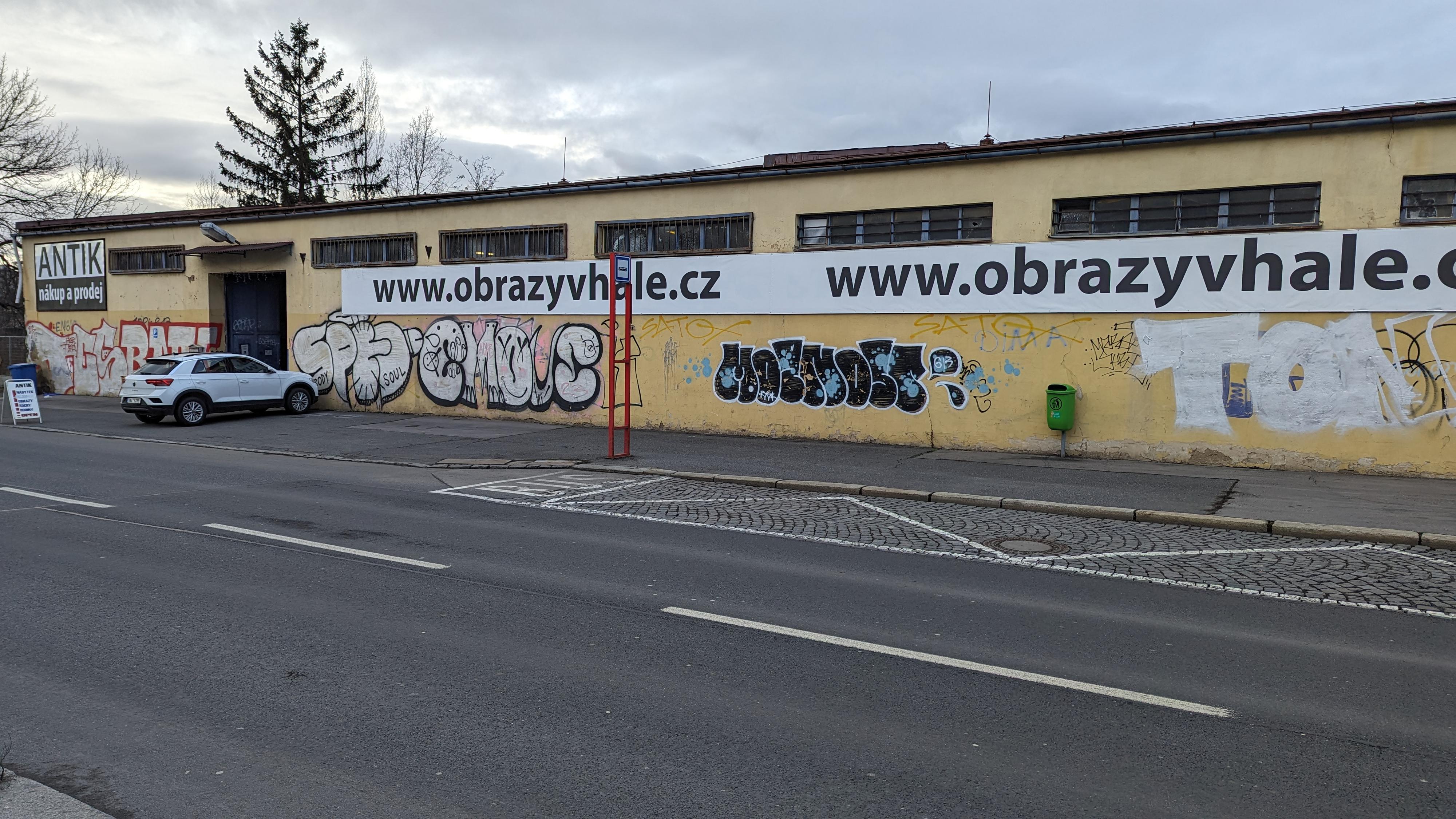 Obrazy v hale foto 2