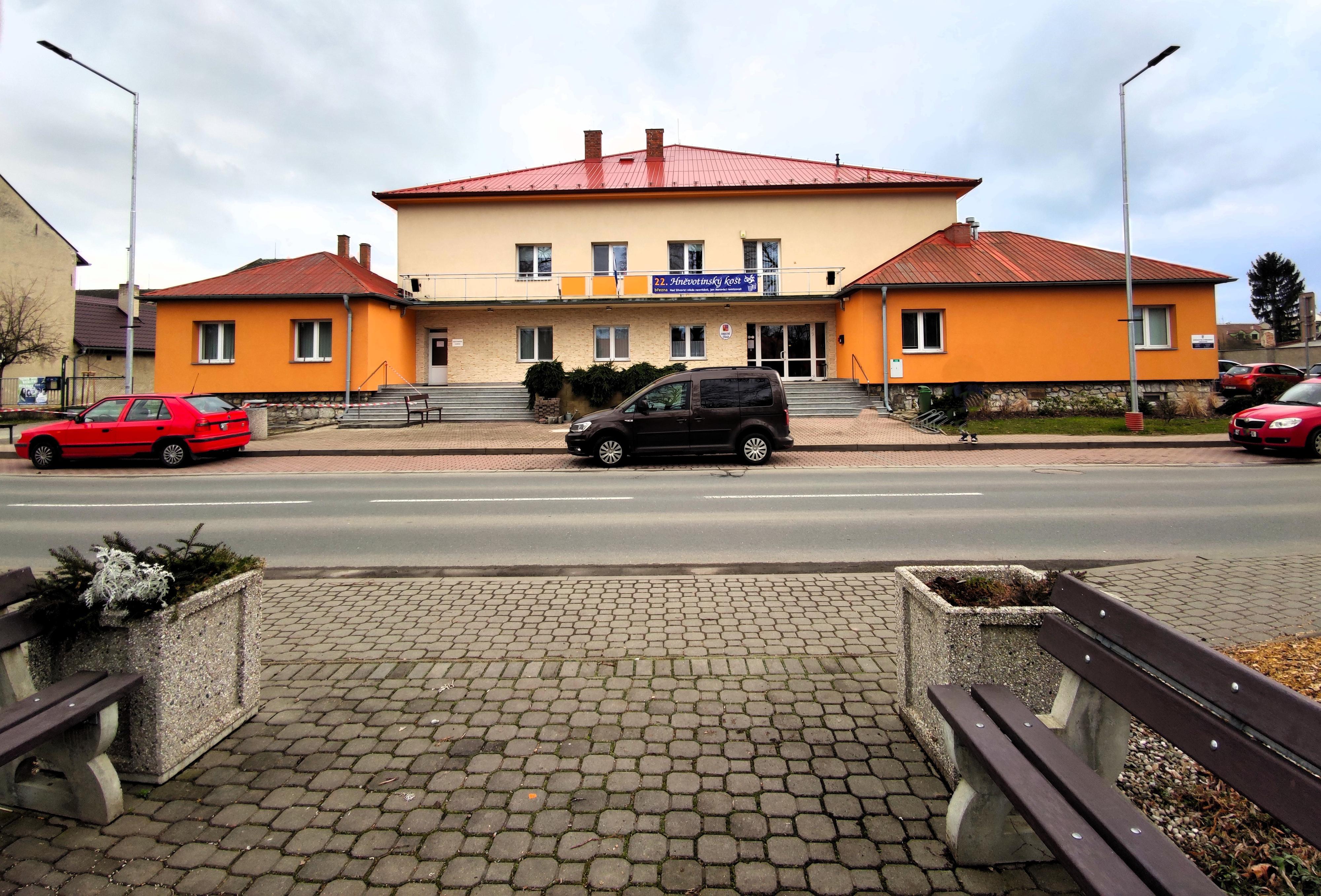 Hněvotín - obecní úřad foto 2