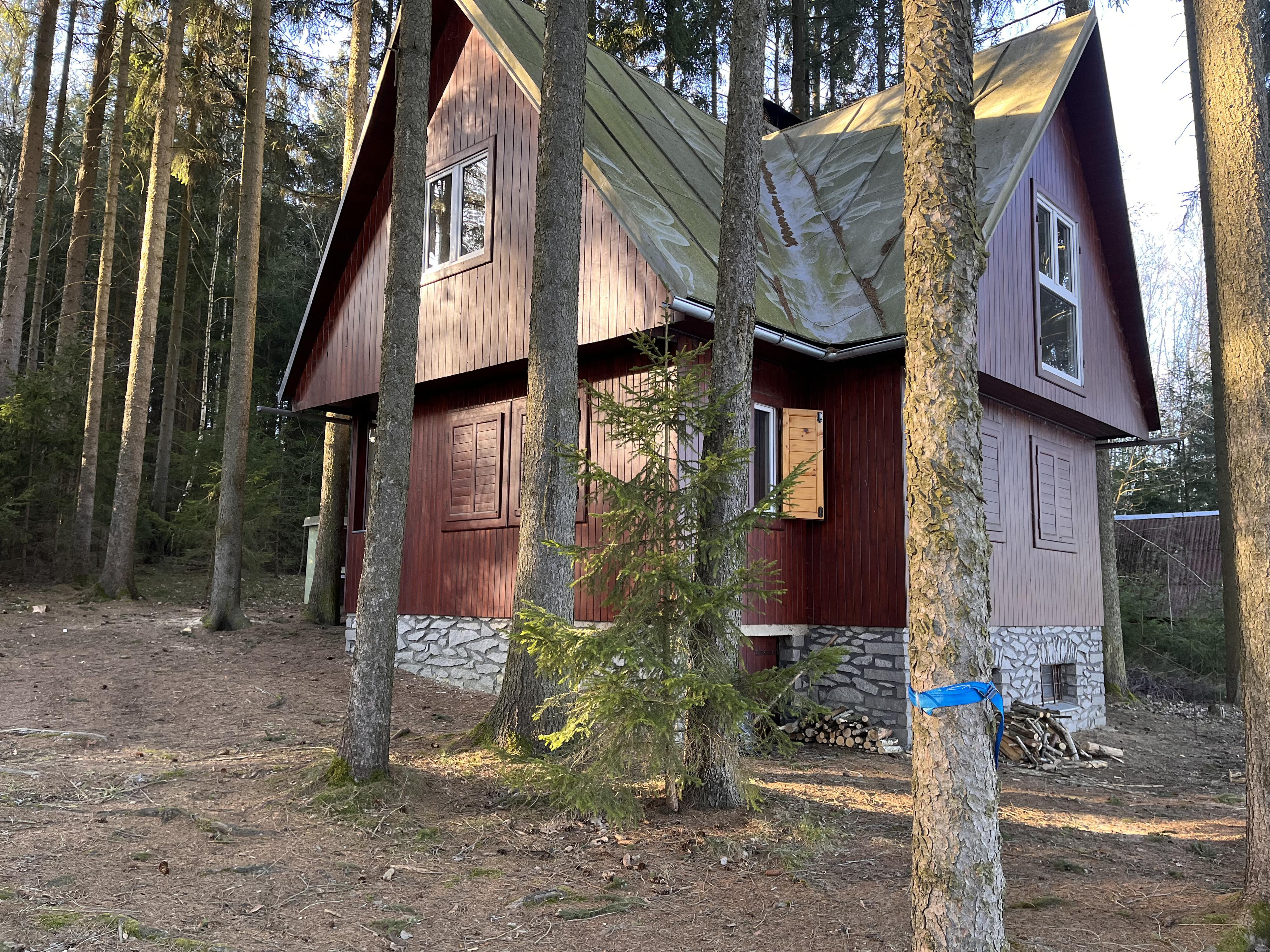 Chata na břehu jezera Kunžak