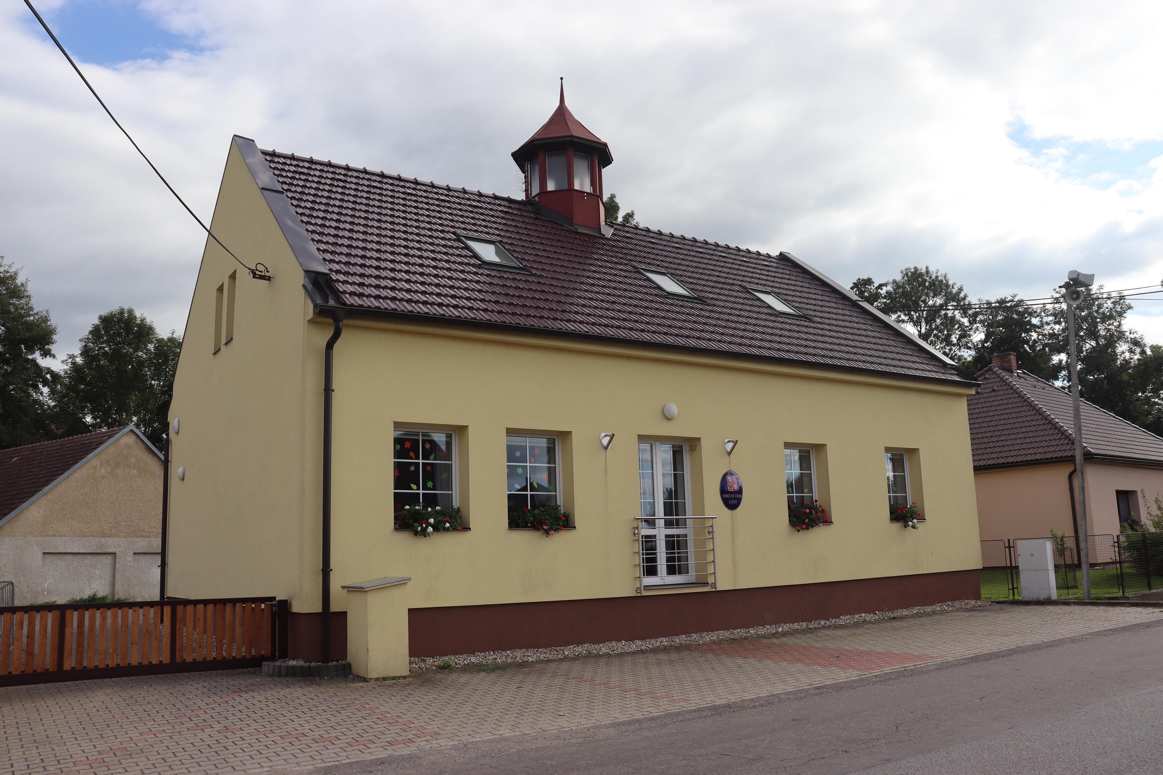 Lány - obecní úřad foto 2