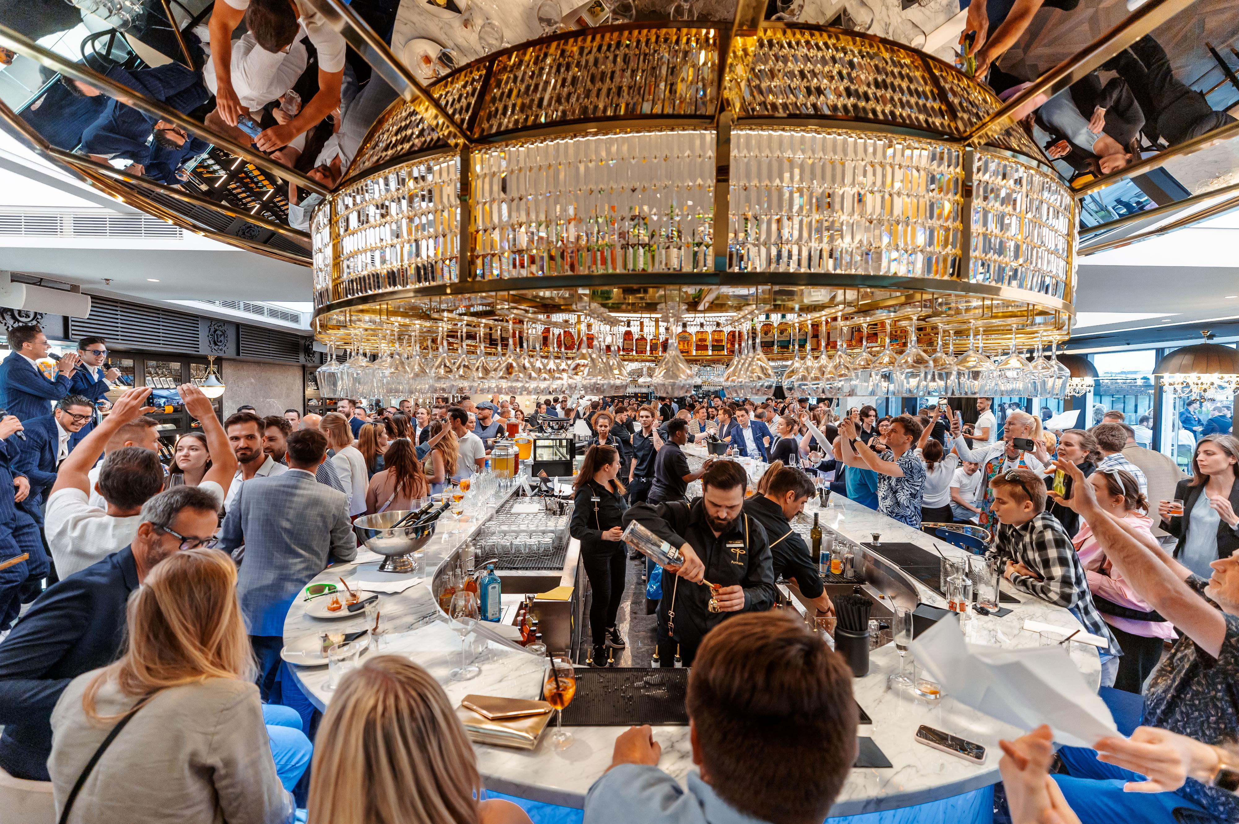 Rooftop Bar & Restaurant - Fly Vista