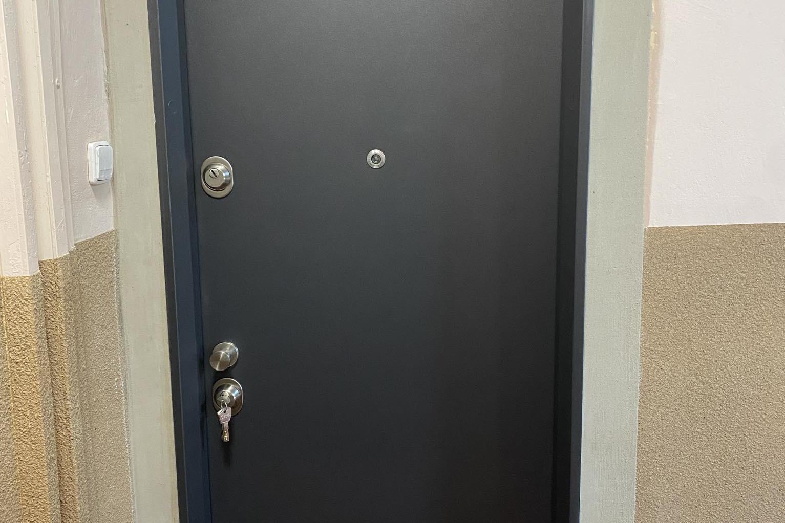 Bezpečnostní,protihlukové dveře s montáží