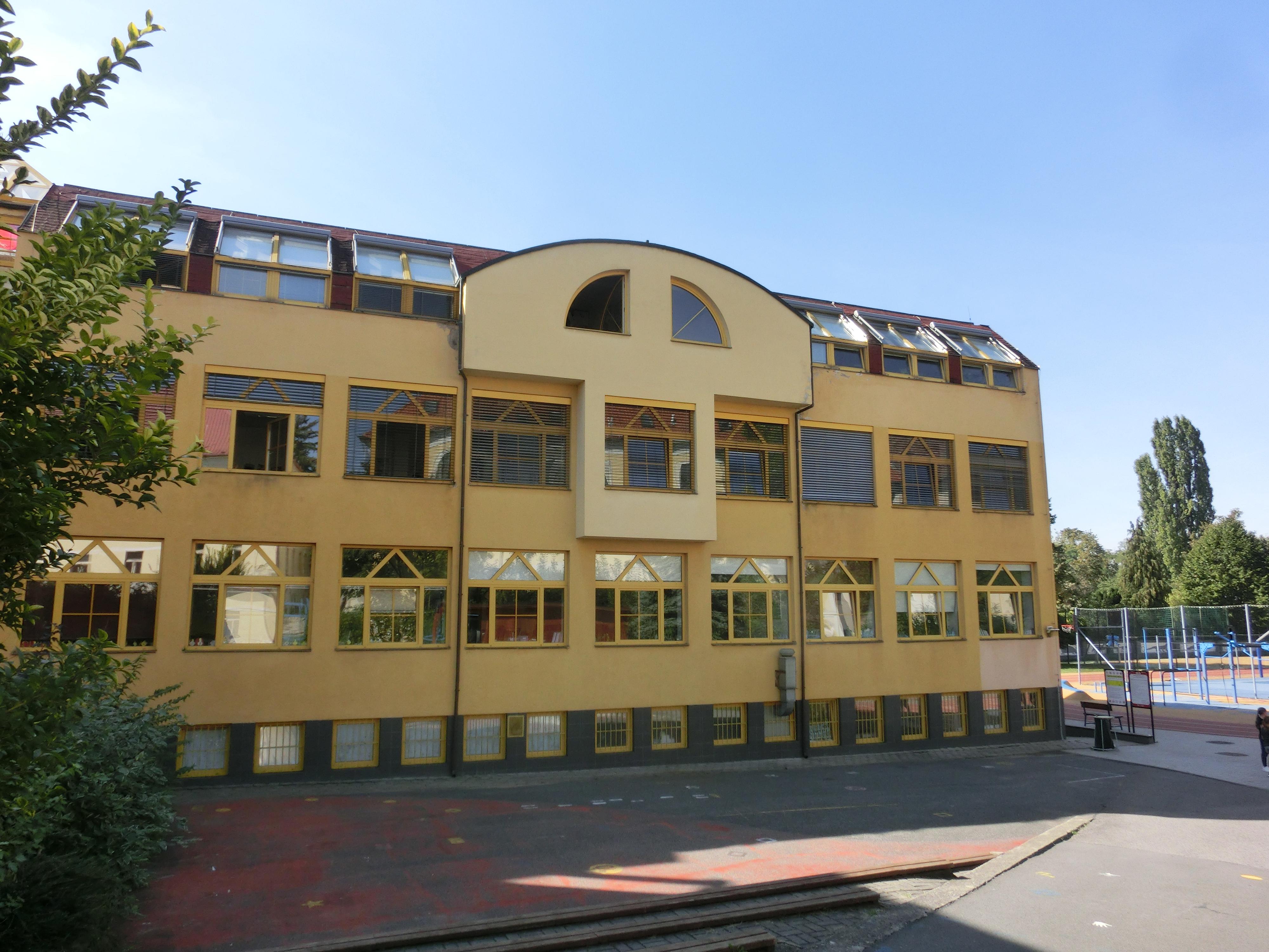 ZŠ, Praha 10, nám. Bratří Jandusů