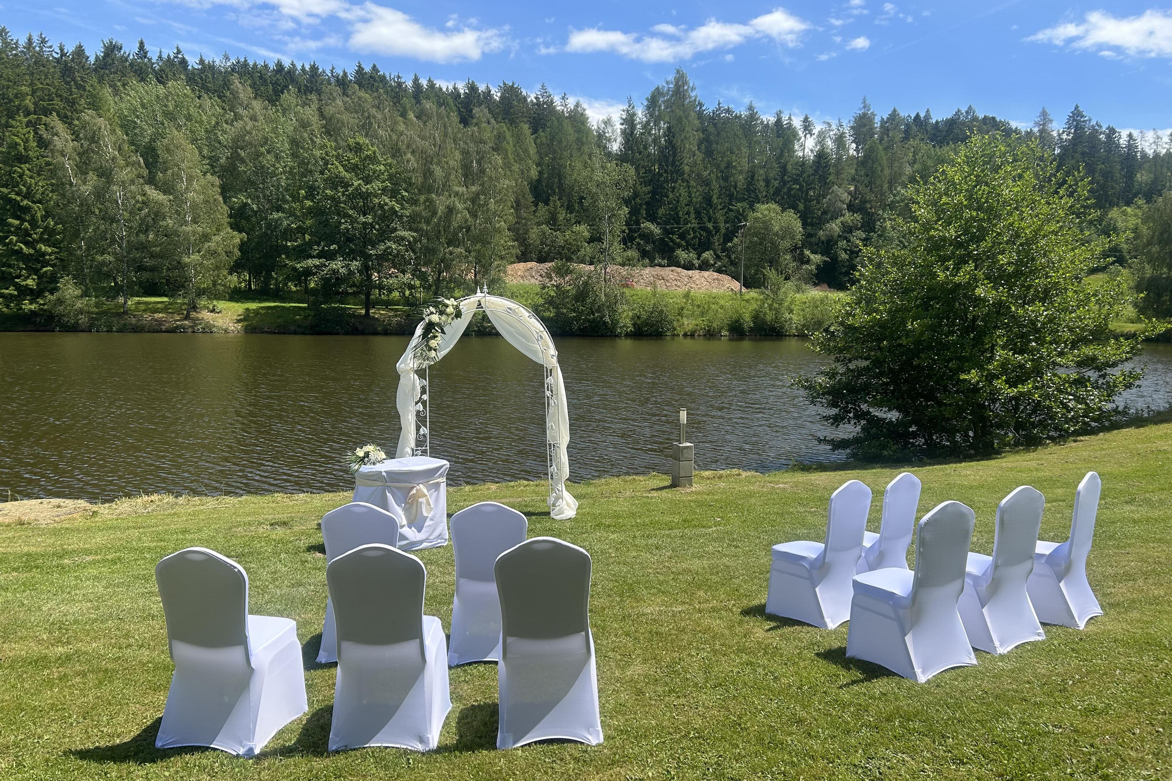 Krásná svatba uprostřed přírody v roce 2026