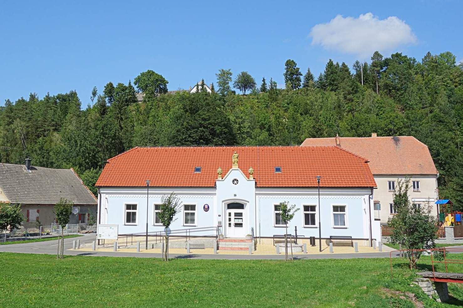 Chmelík - obecní úřad foto 2