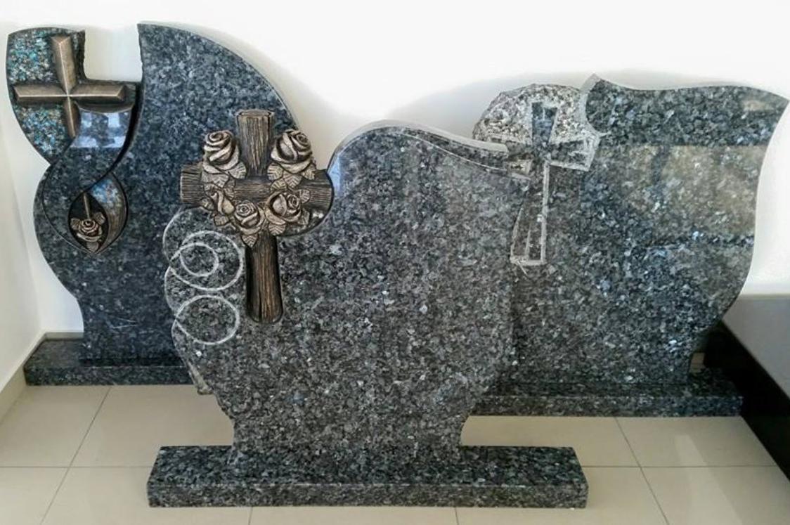 Originální ručně tvarované nápisové desky.