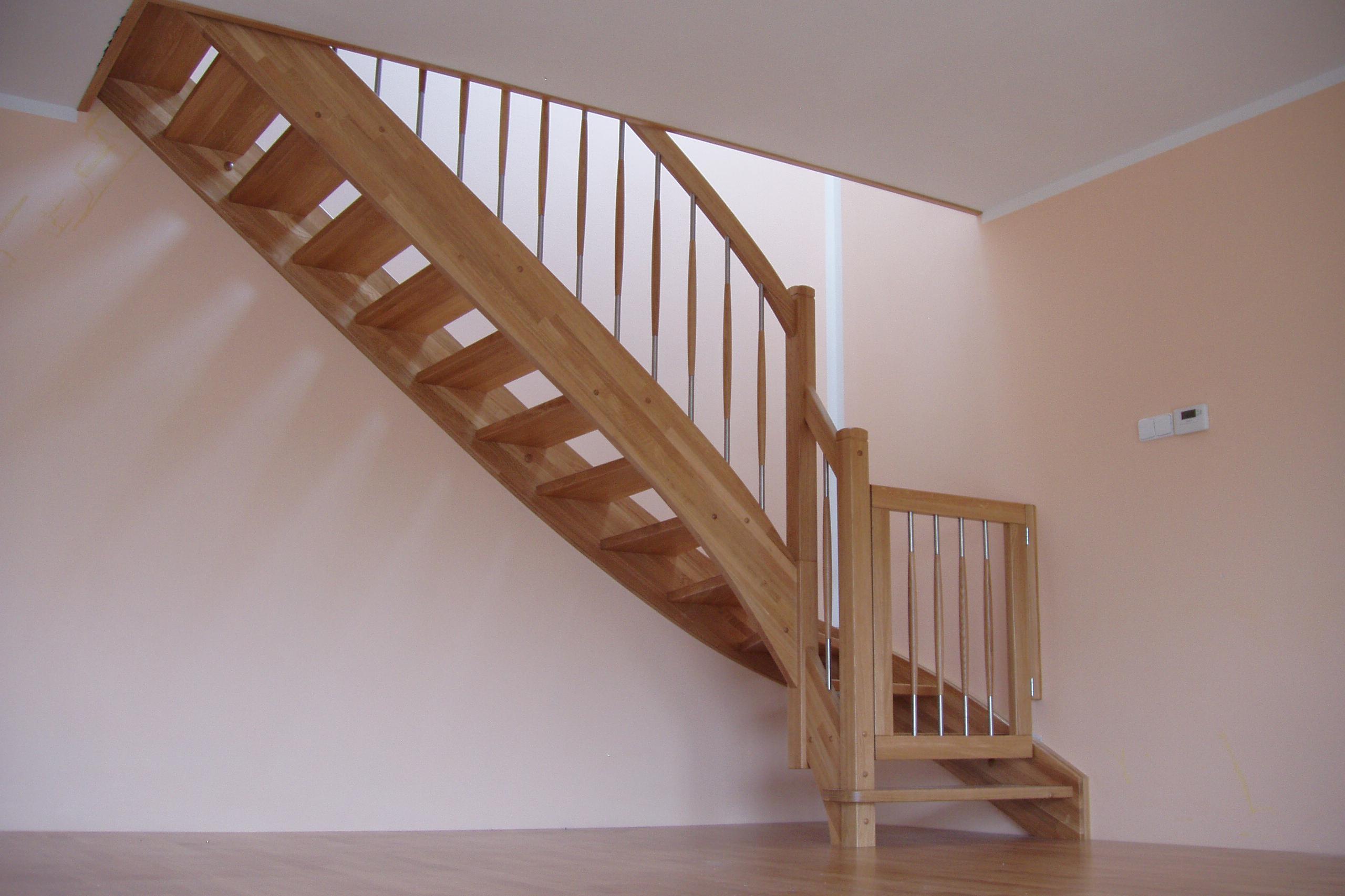 1x Lomené bukové, dubové a jasanové schodiště