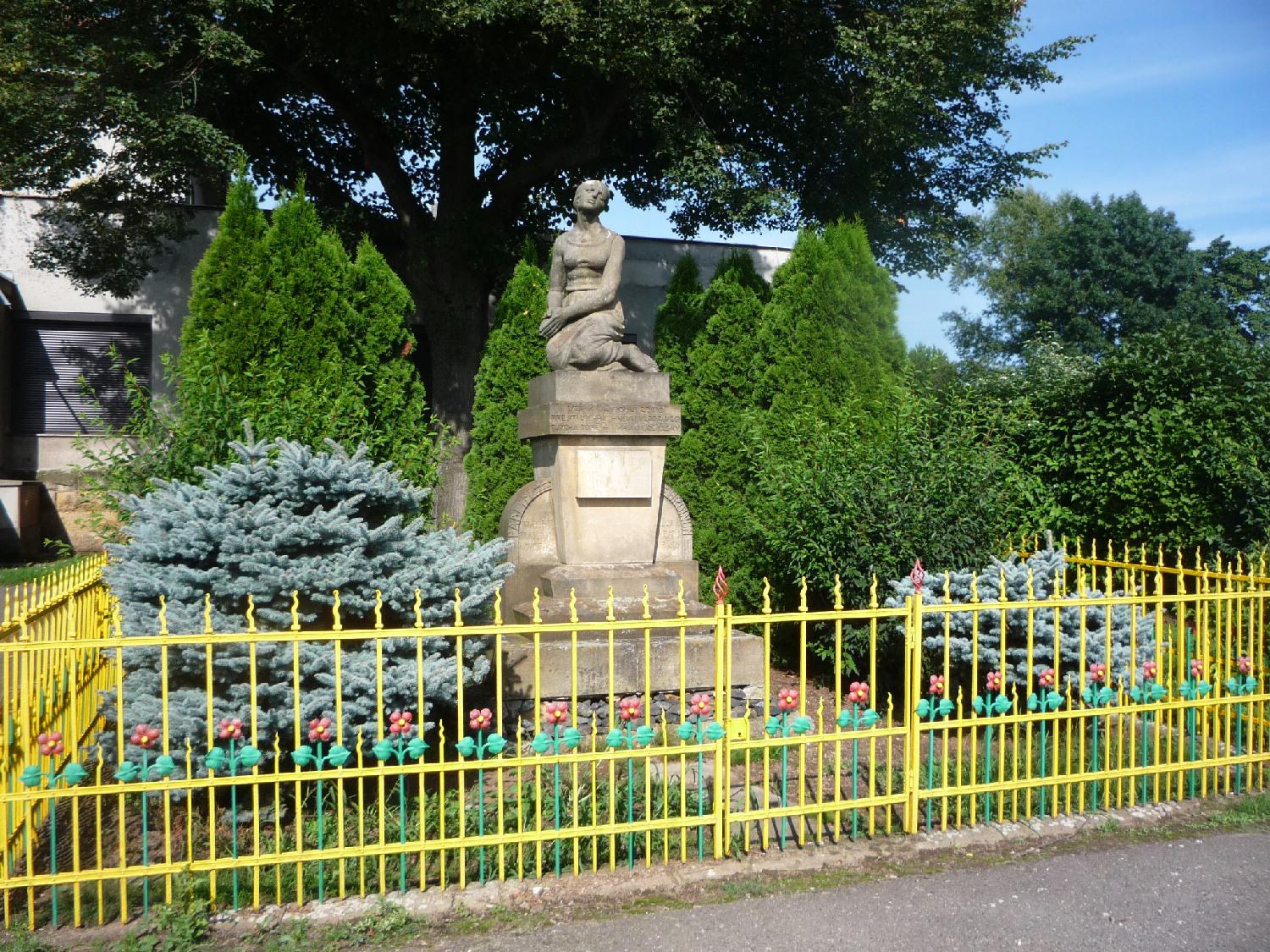 Dobrá Voda u Hořic - obecní úřad foto 3