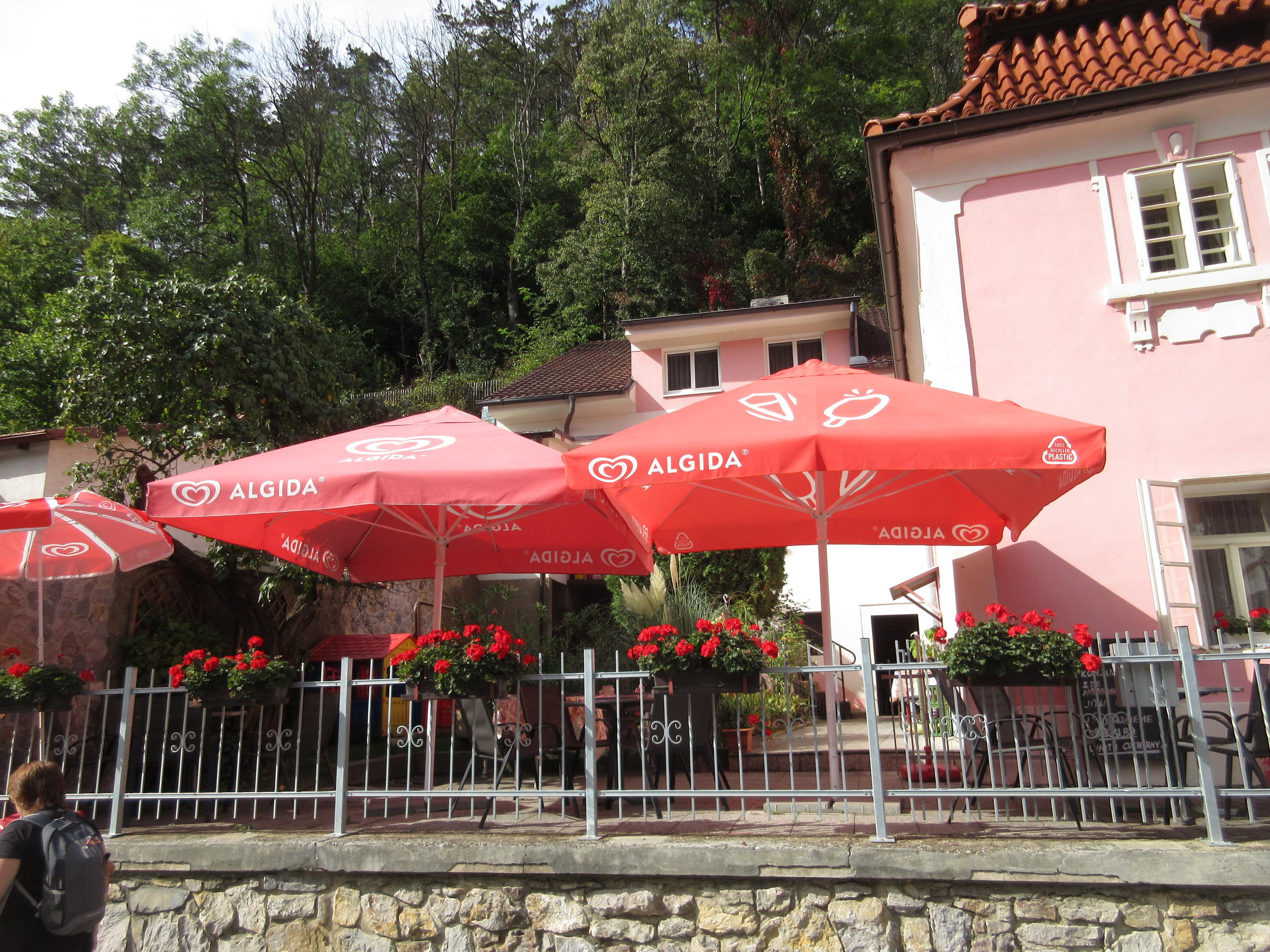 Cukrárna naproti domu hodin foto 4