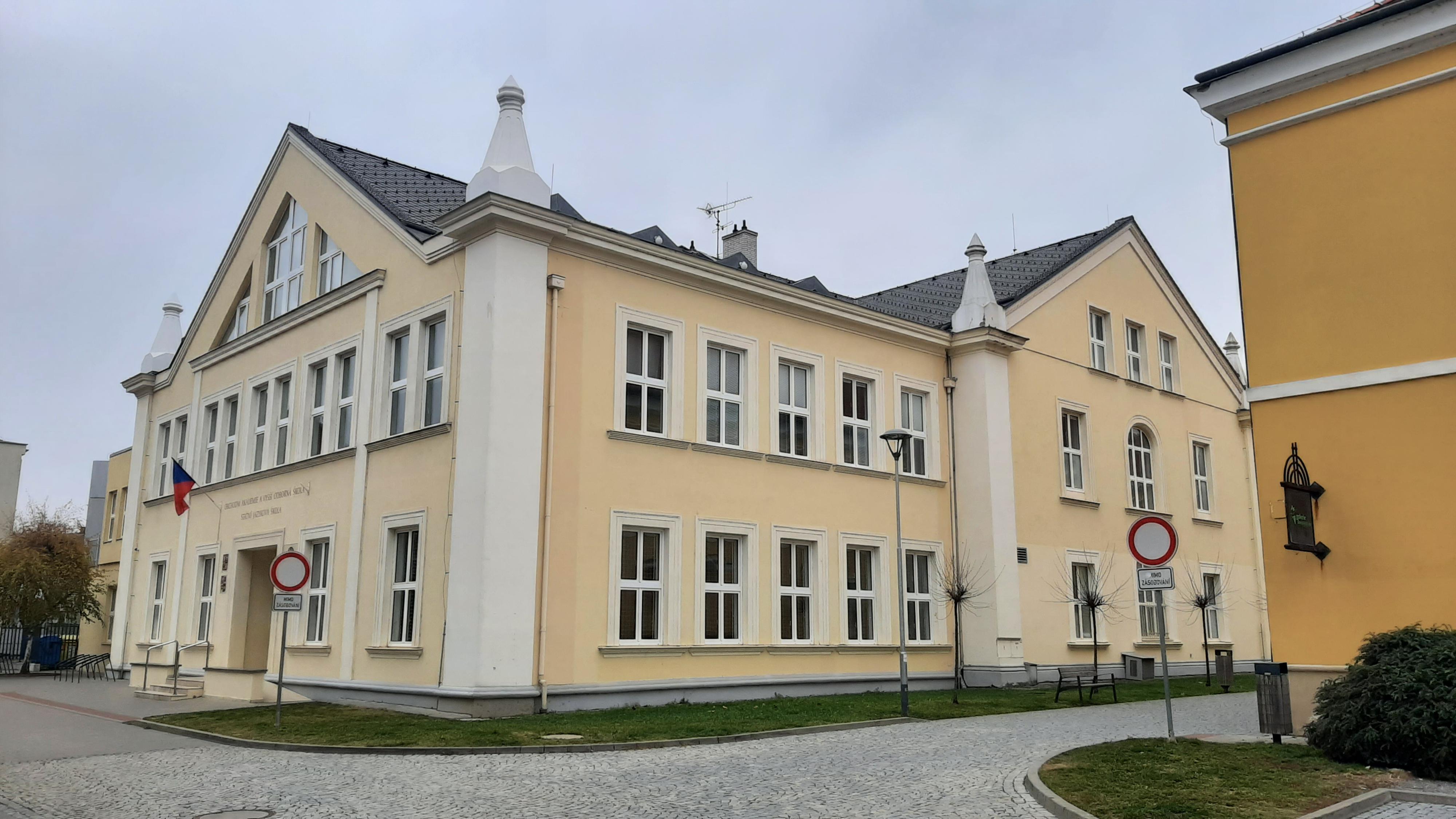 Obchodní akademie, Vyšší odborná škola a Jazyková škola s právem státní jazykové zkoušky Uherské Hradiště foto 2