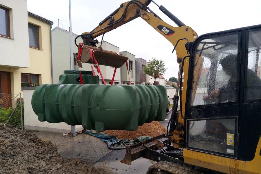 Šetřit na podzemní nádrži na dešťovku se nevyplatí