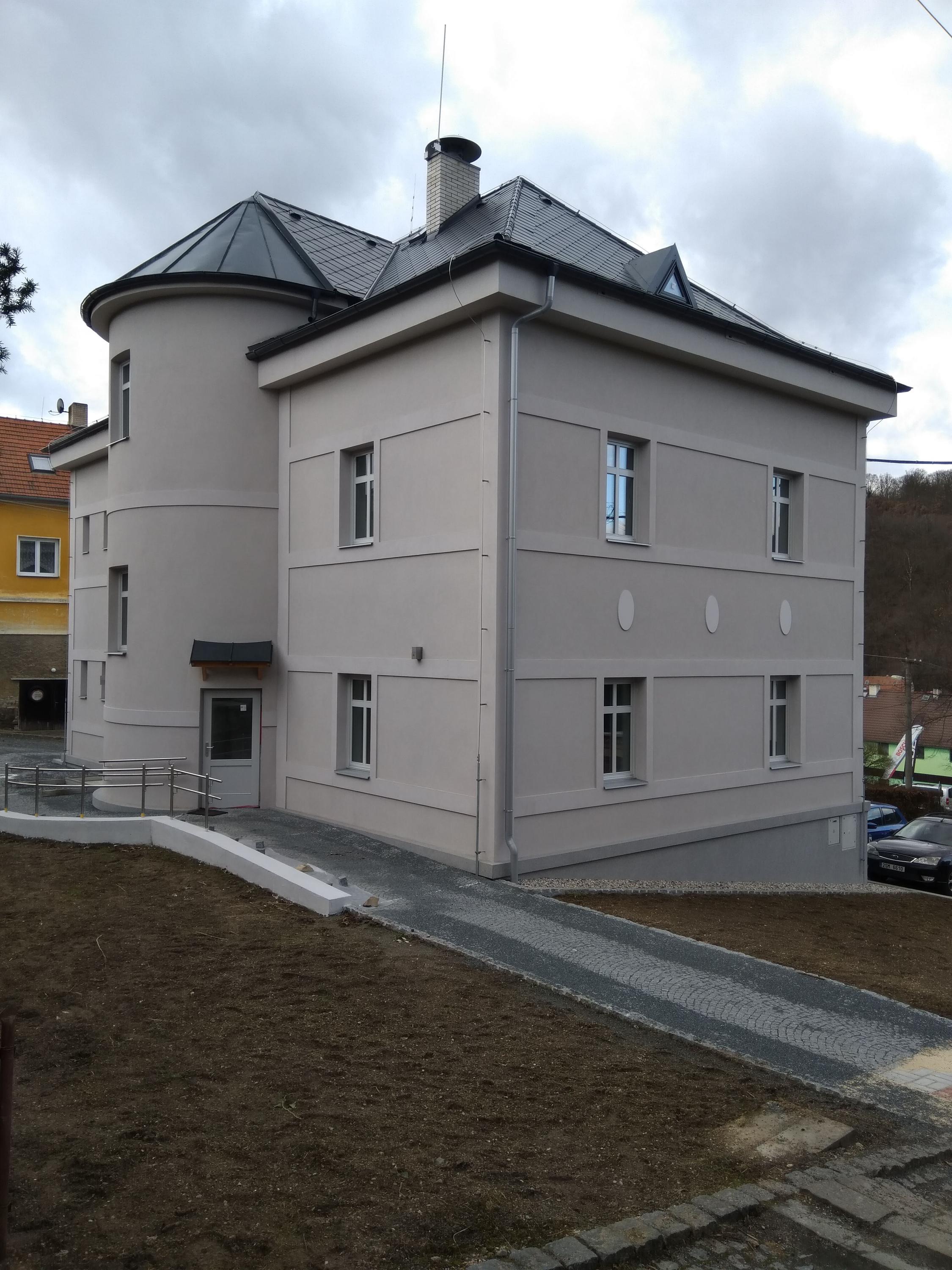 Roztoky - obecní úřad foto 2