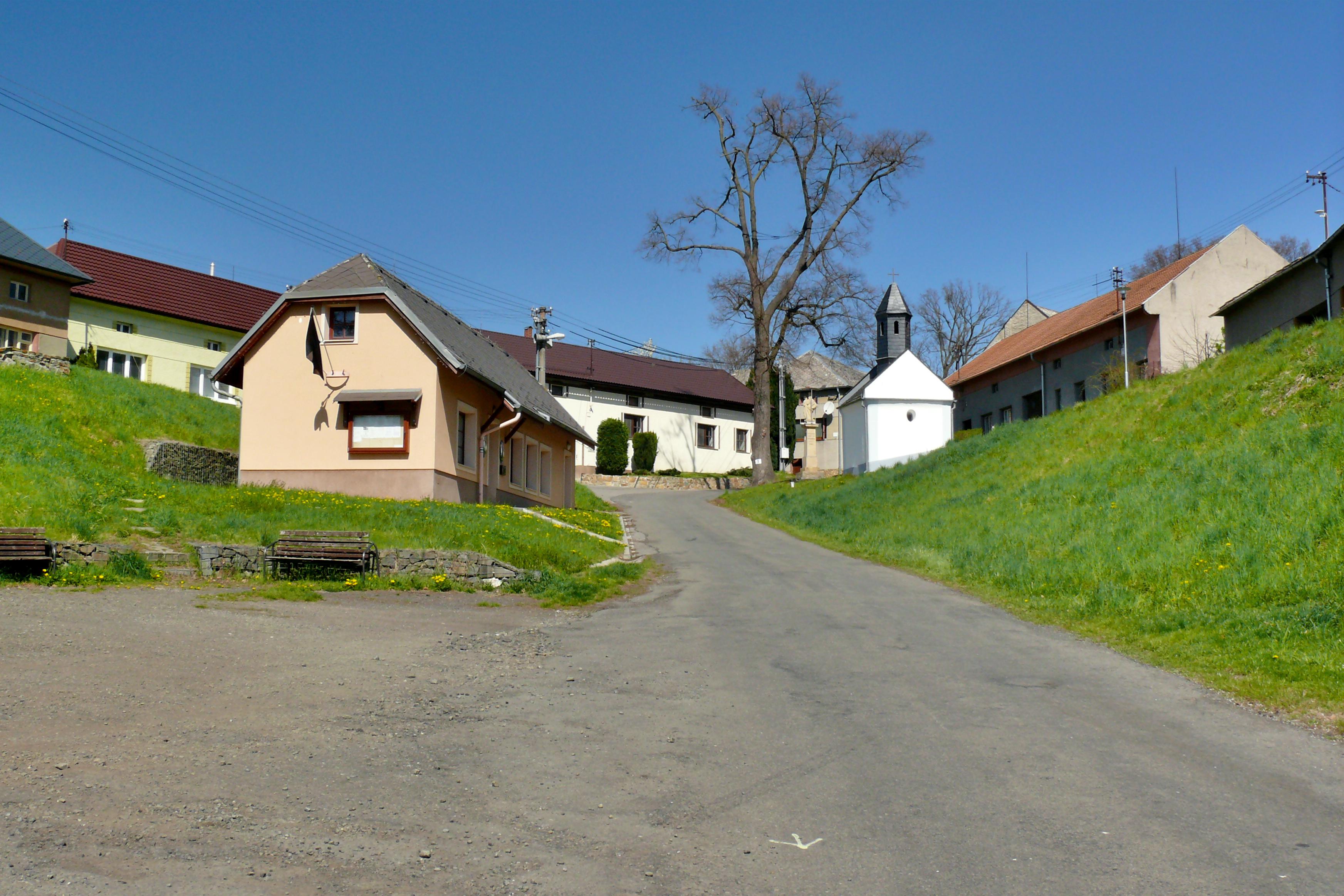 Lhotka - obecní úřad foto 2