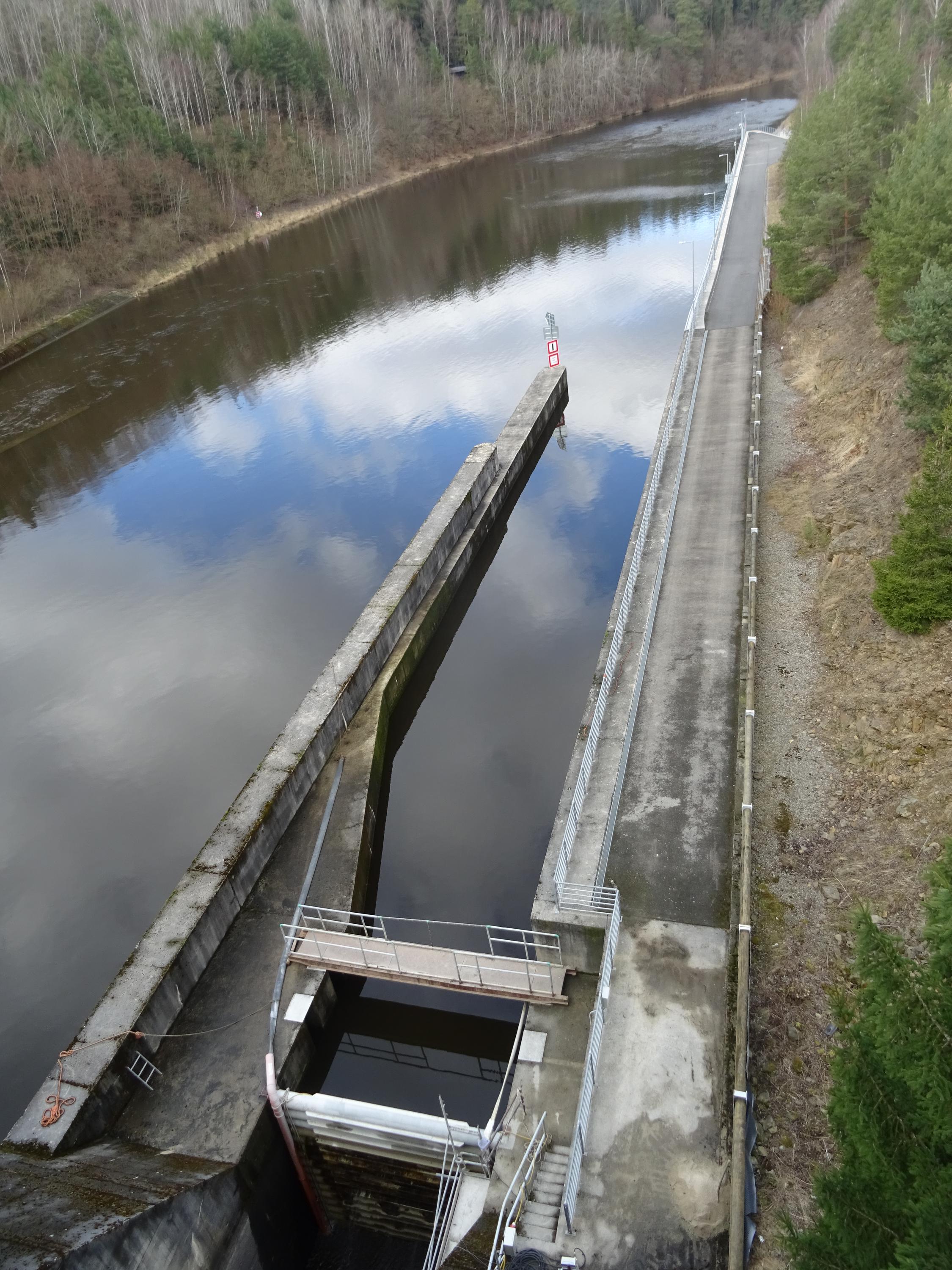 Plavební komora Hněvkovice přehrada foto 5