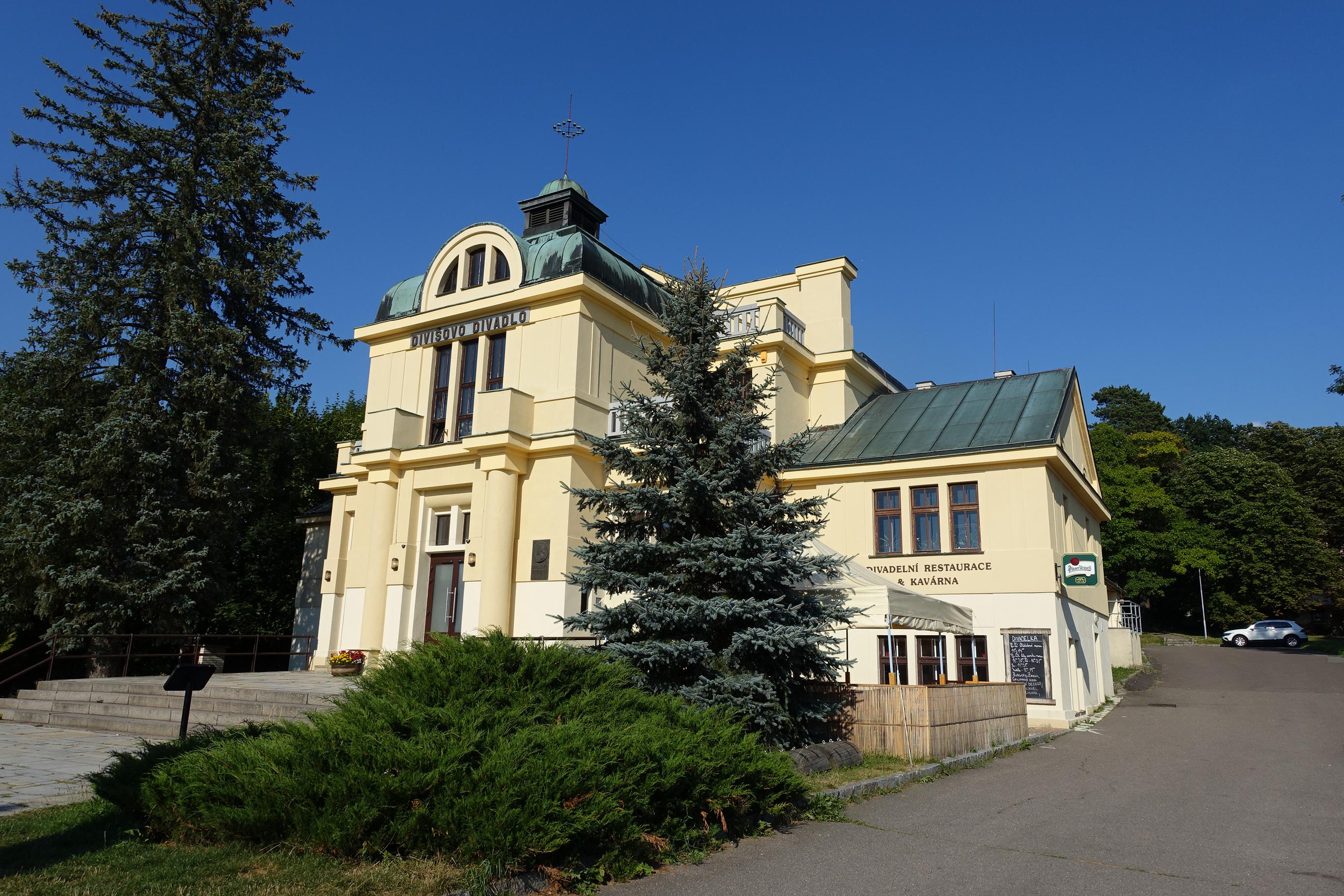 Divadelní restaurace a kavárna foto 3