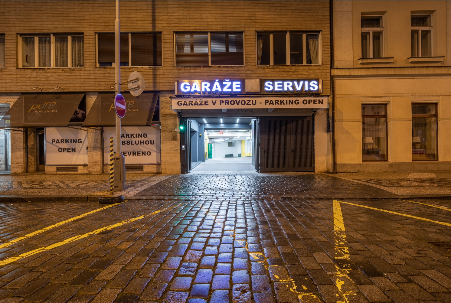 Parking Opletalova - nabíjecí stanice foto 2