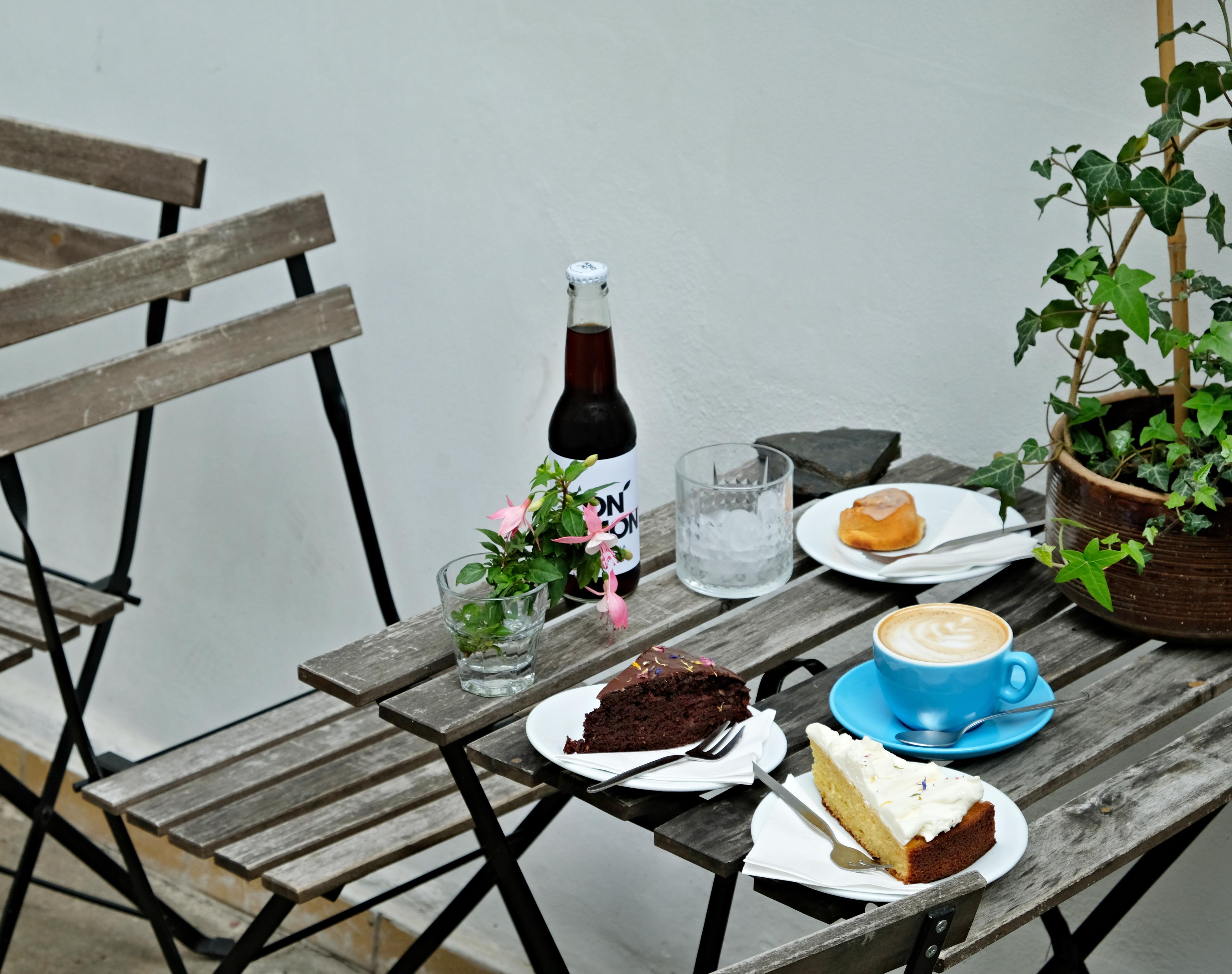 COFFEE BREAK & CAKE