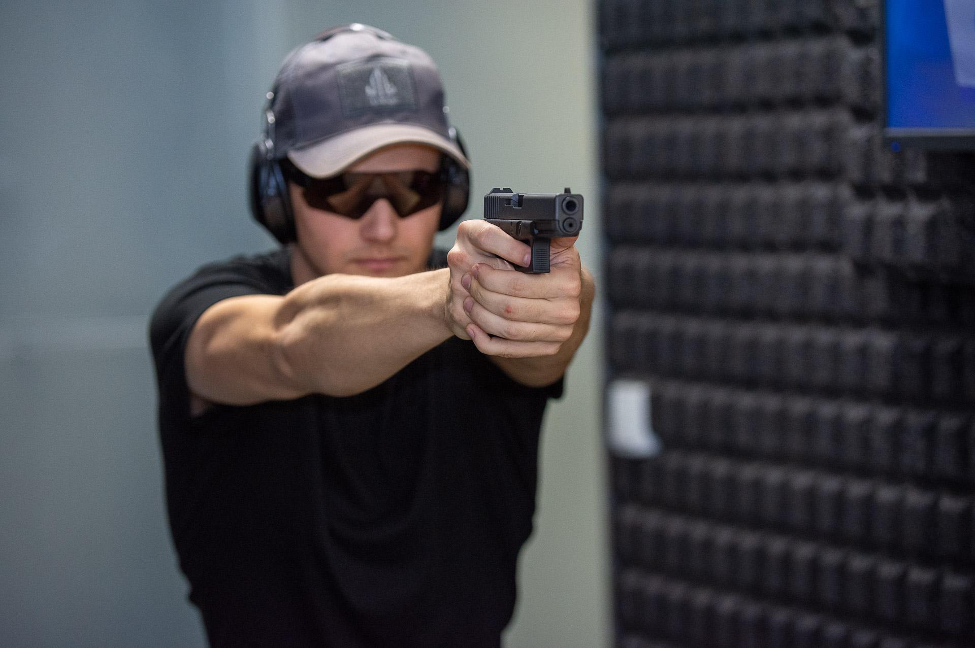 GUN CENTRUM - vnitřní střelnice s obchodem