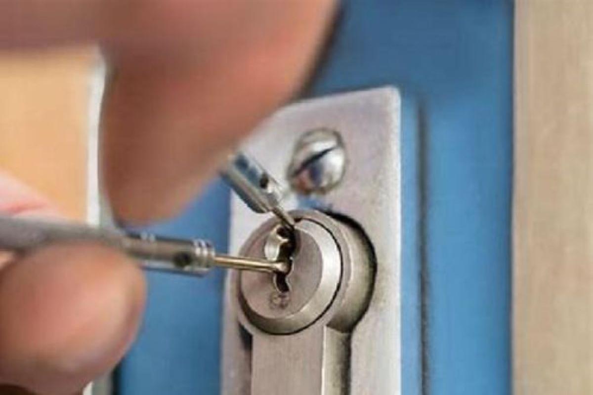 ZÁMEČNÍK - OTEVÍRÁNÍ DVEŘÍ BYTŮ / AUT / VÝROBA AUTOKLÍČŮ