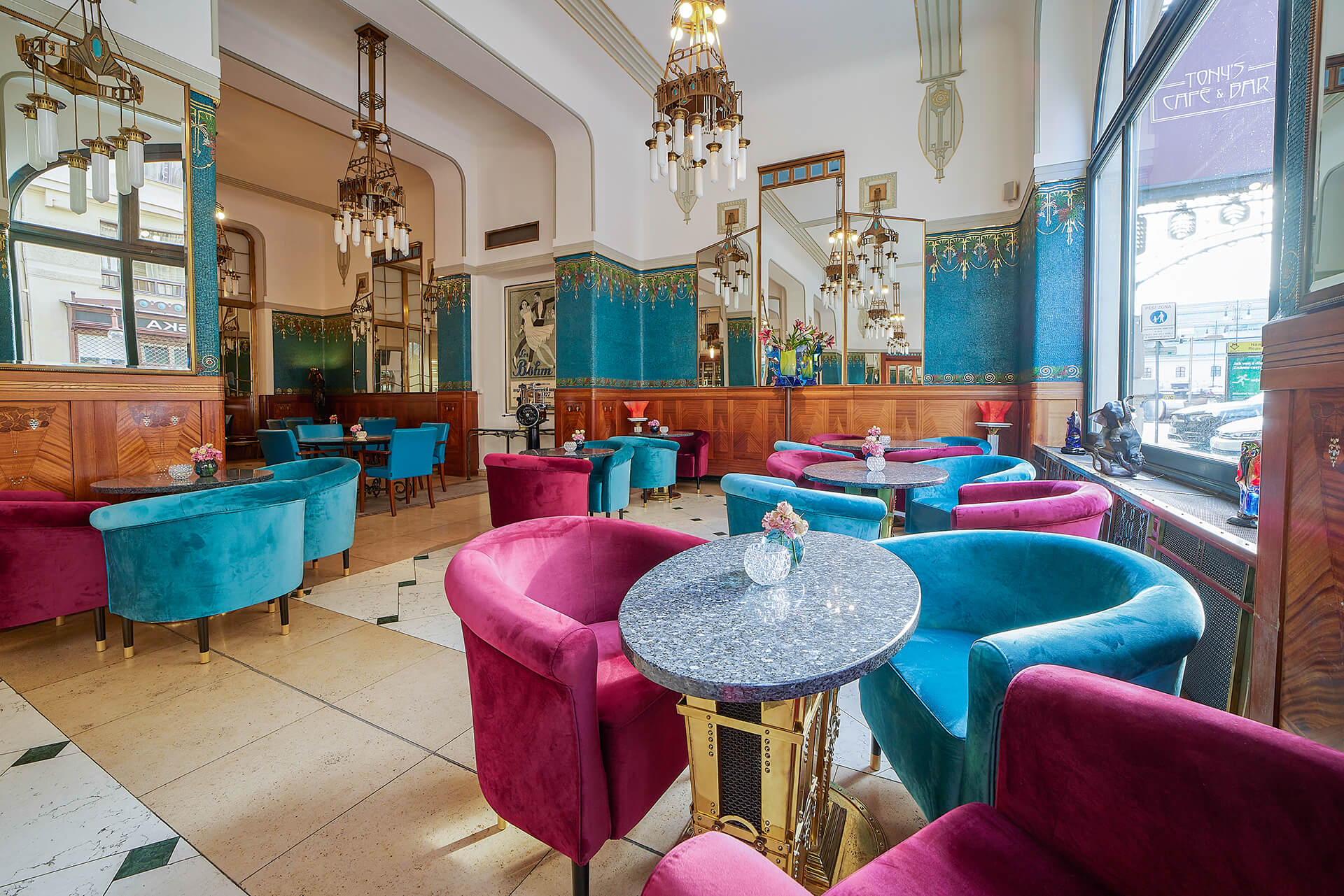 TONY'S CAFE & BAR foto 3