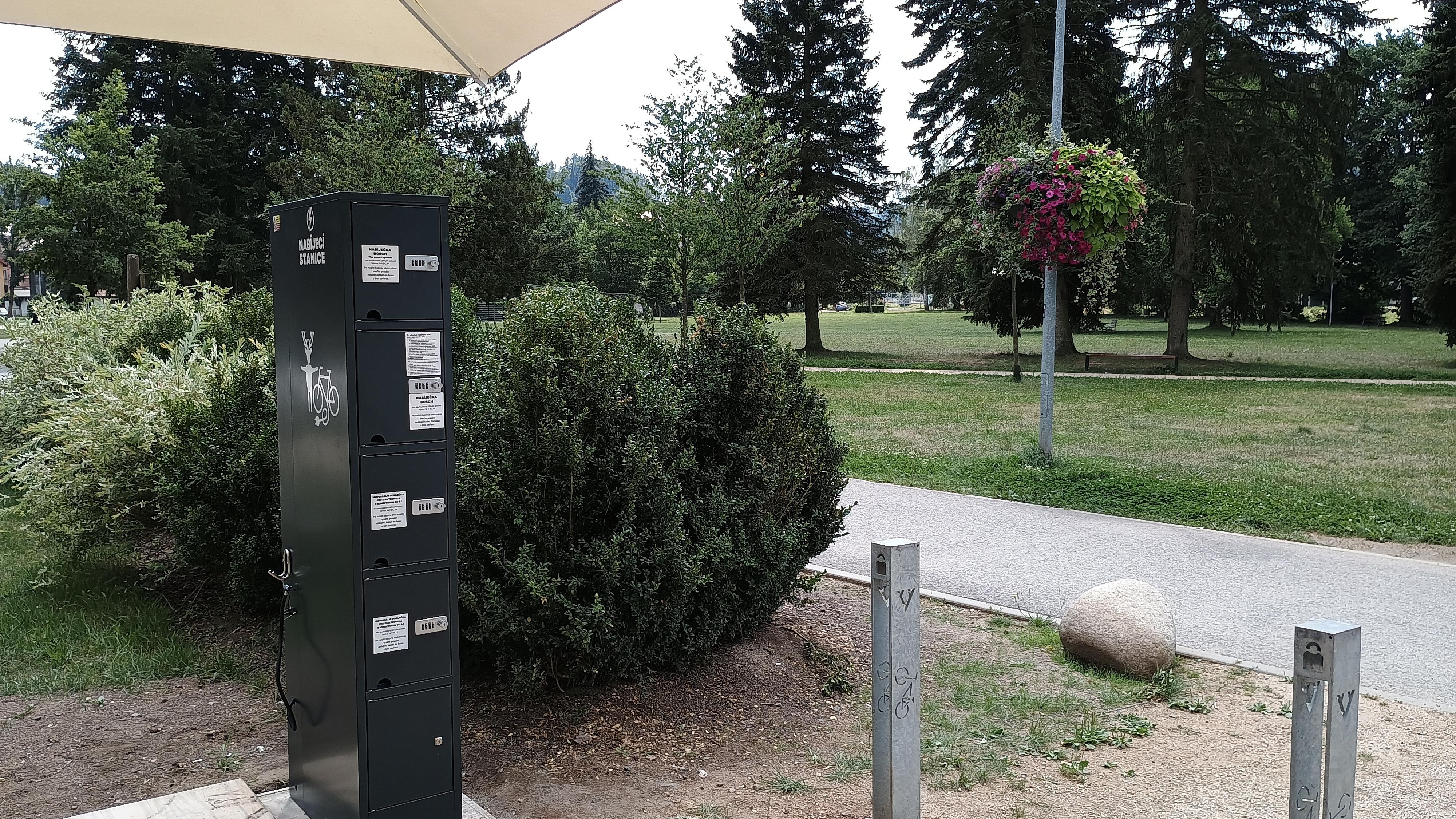 Nabíjecí stanice pro elektrokola a mobilní zařízení foto 2