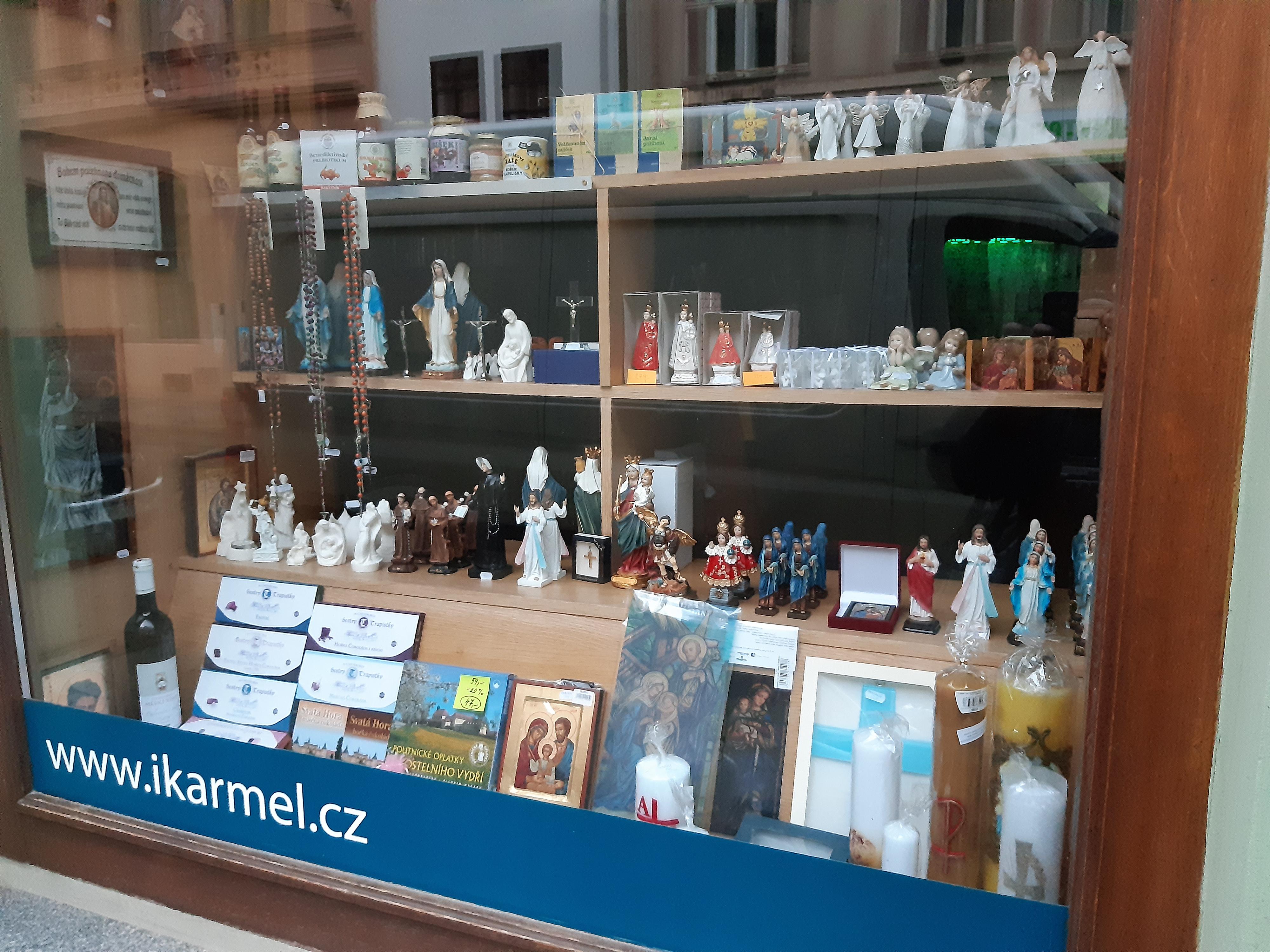 Karmelitánské knihkupectví foto 3