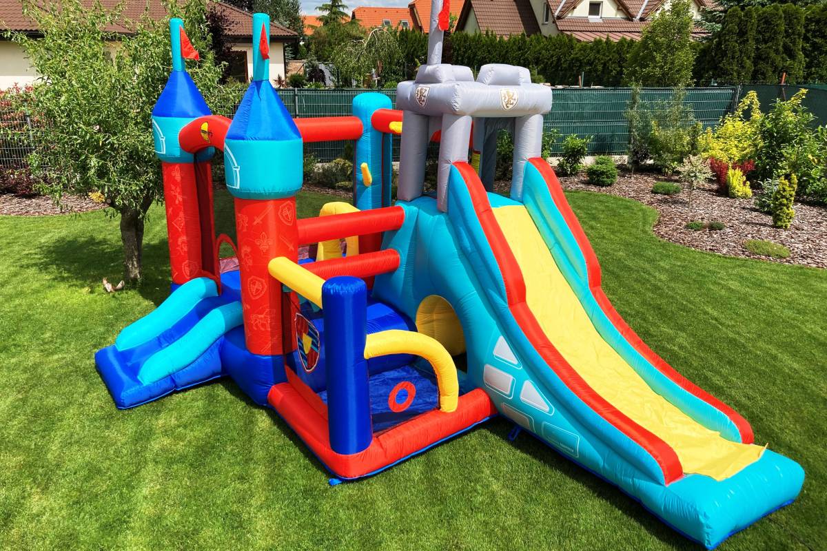Půjčovna skákacích nafukovacích hradů - Nafouknito.cz