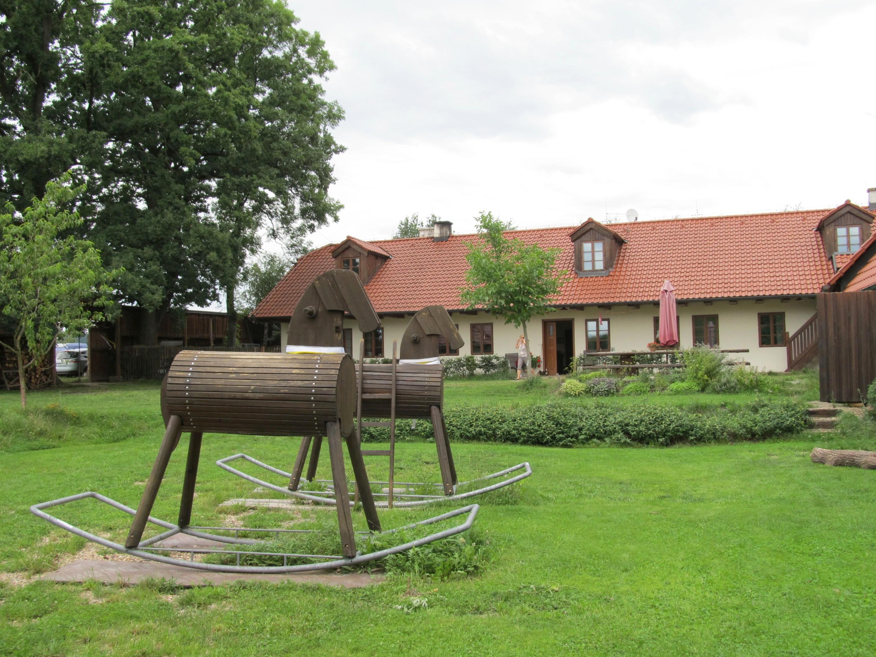 Samota u houpacího koně foto 5