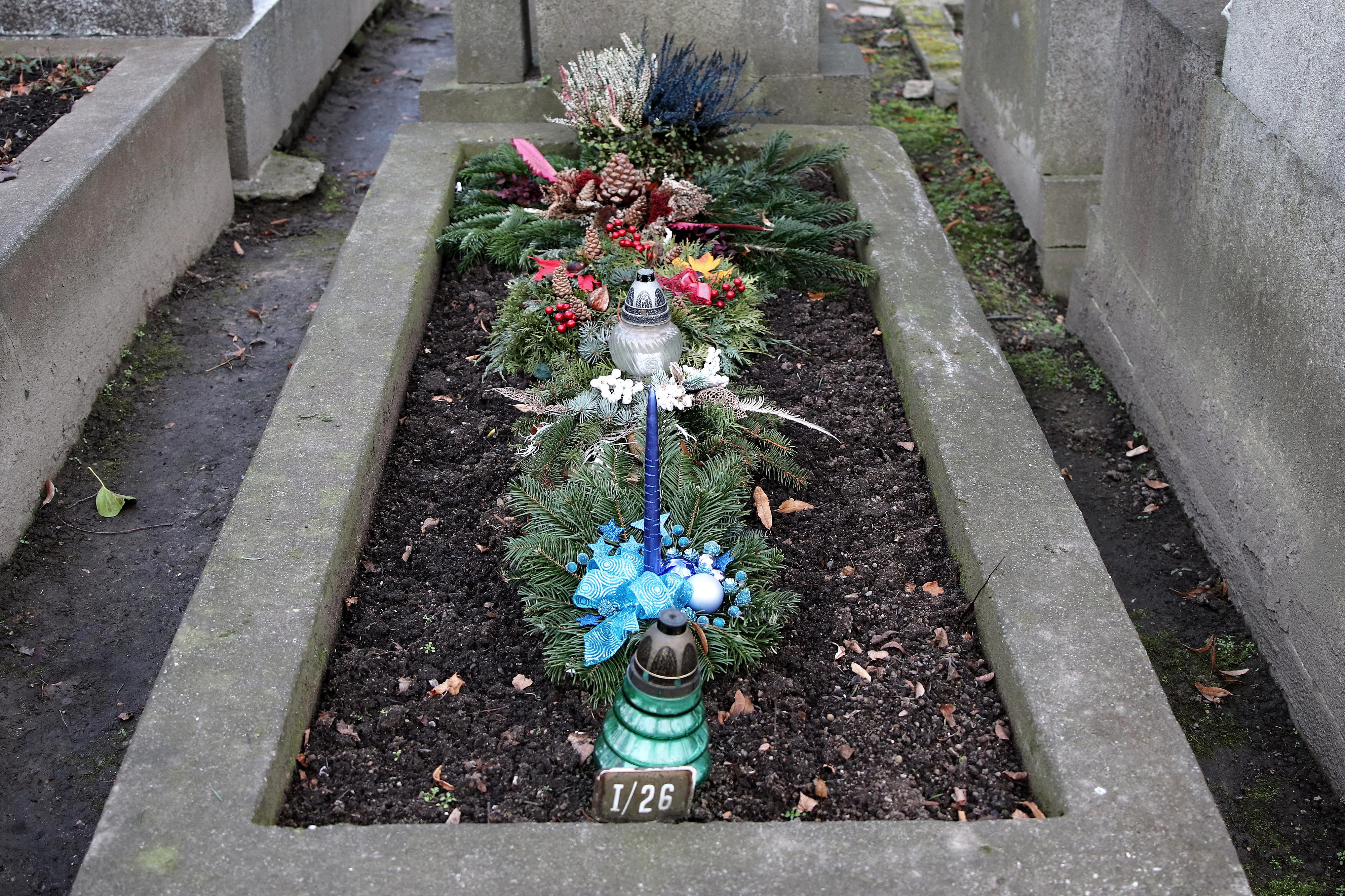 Naronis - Péče o hrob foto 2