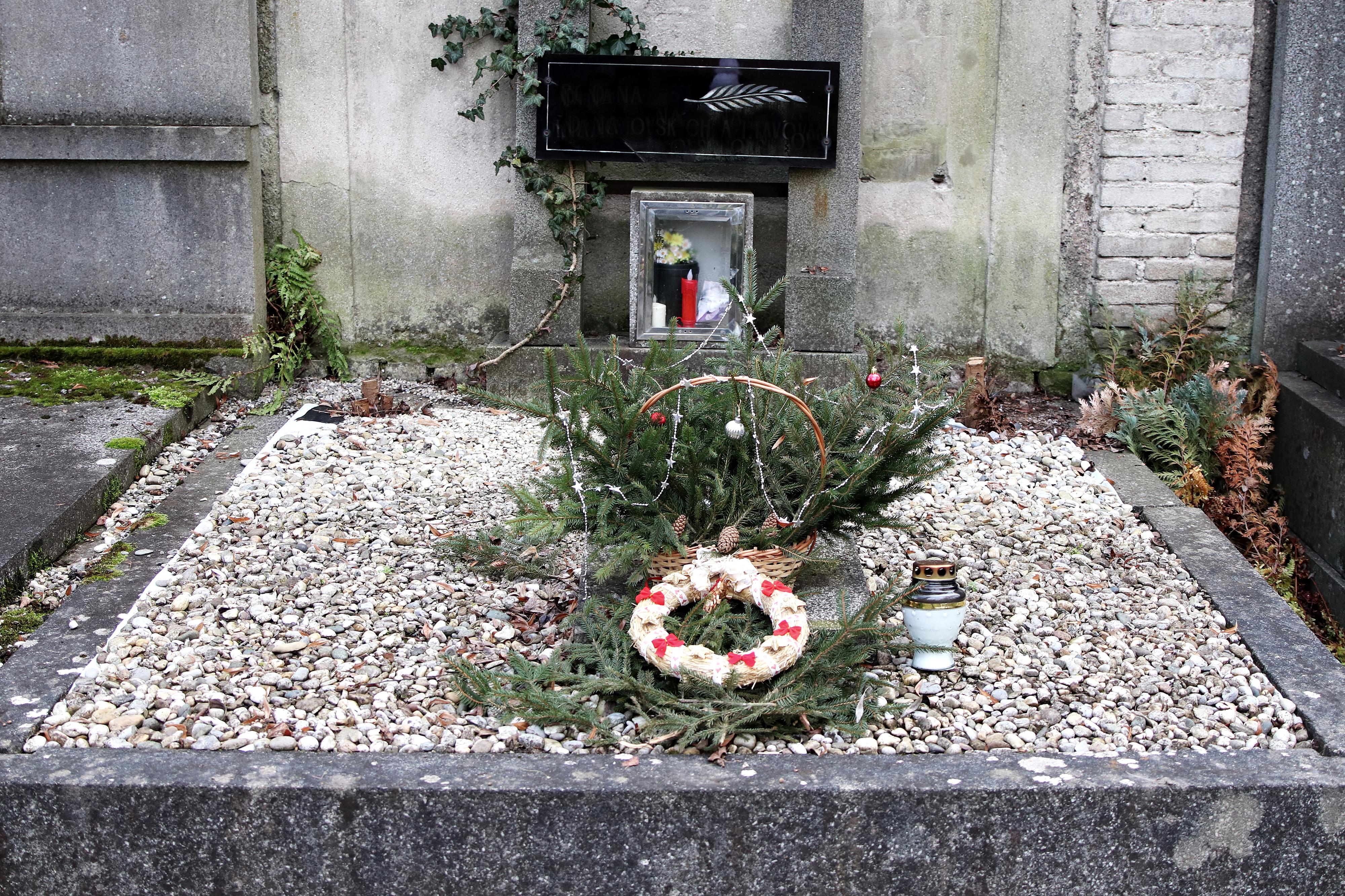 Naronis - Péče o hrob foto 3