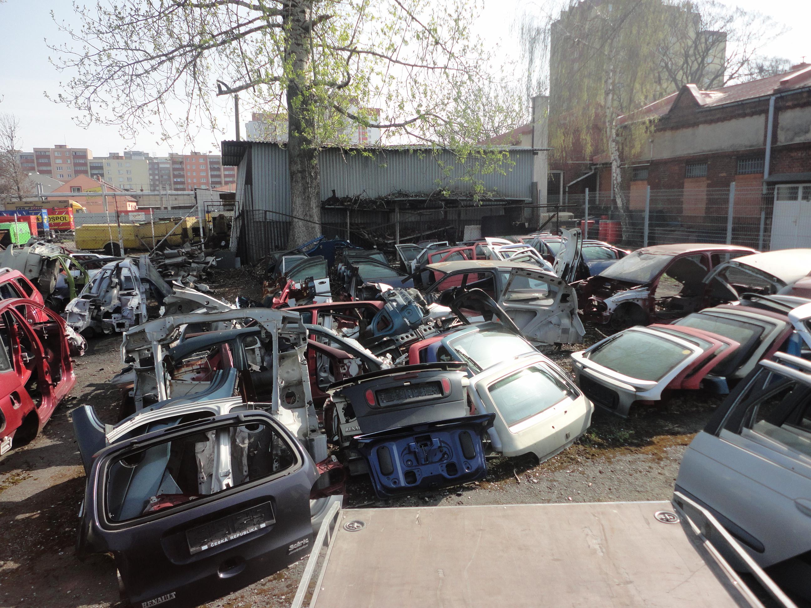 AUTOVRAKOVIŠTĚ RENAULT foto 3