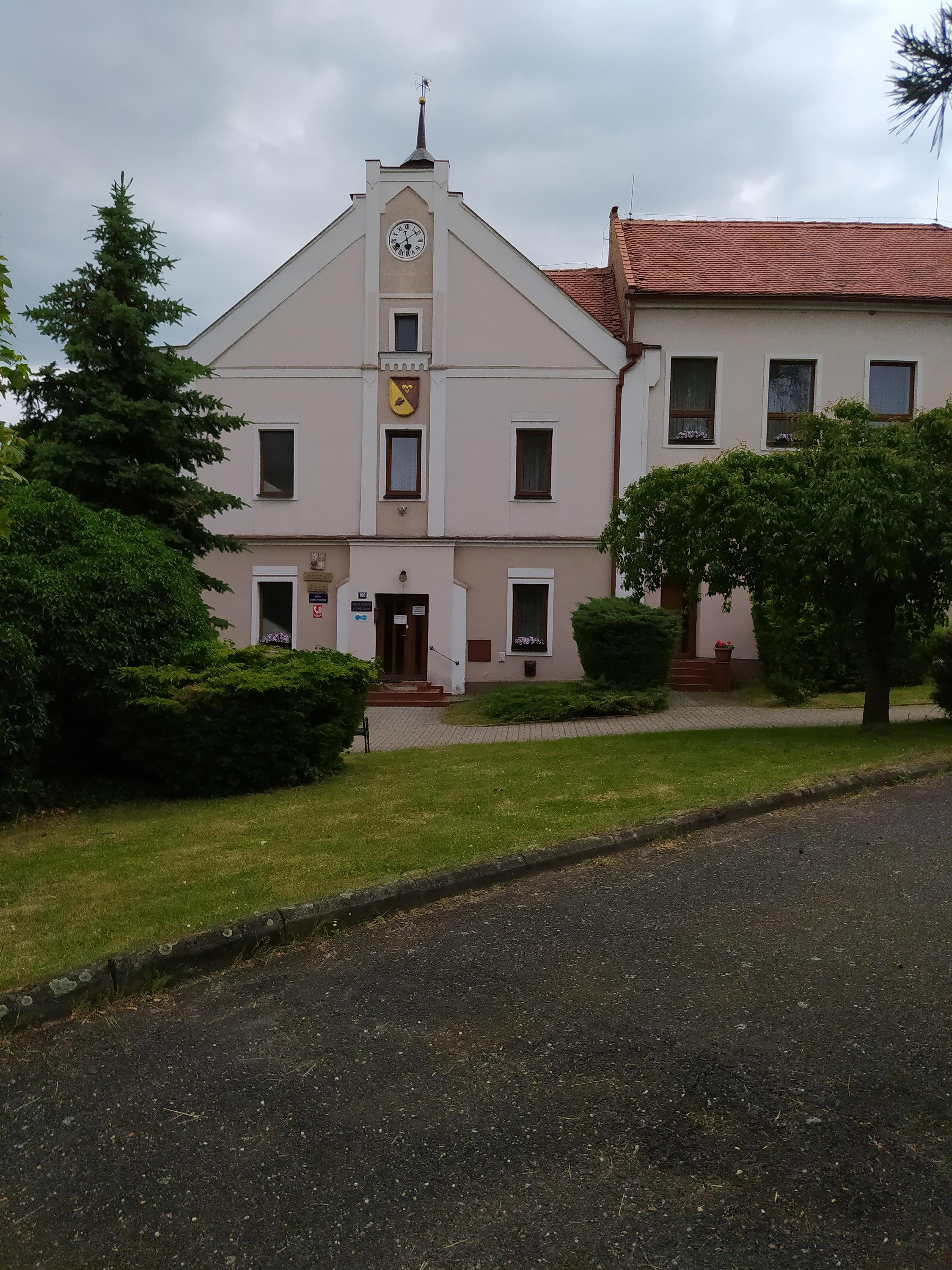 Líšťany - obecní úřad foto 2