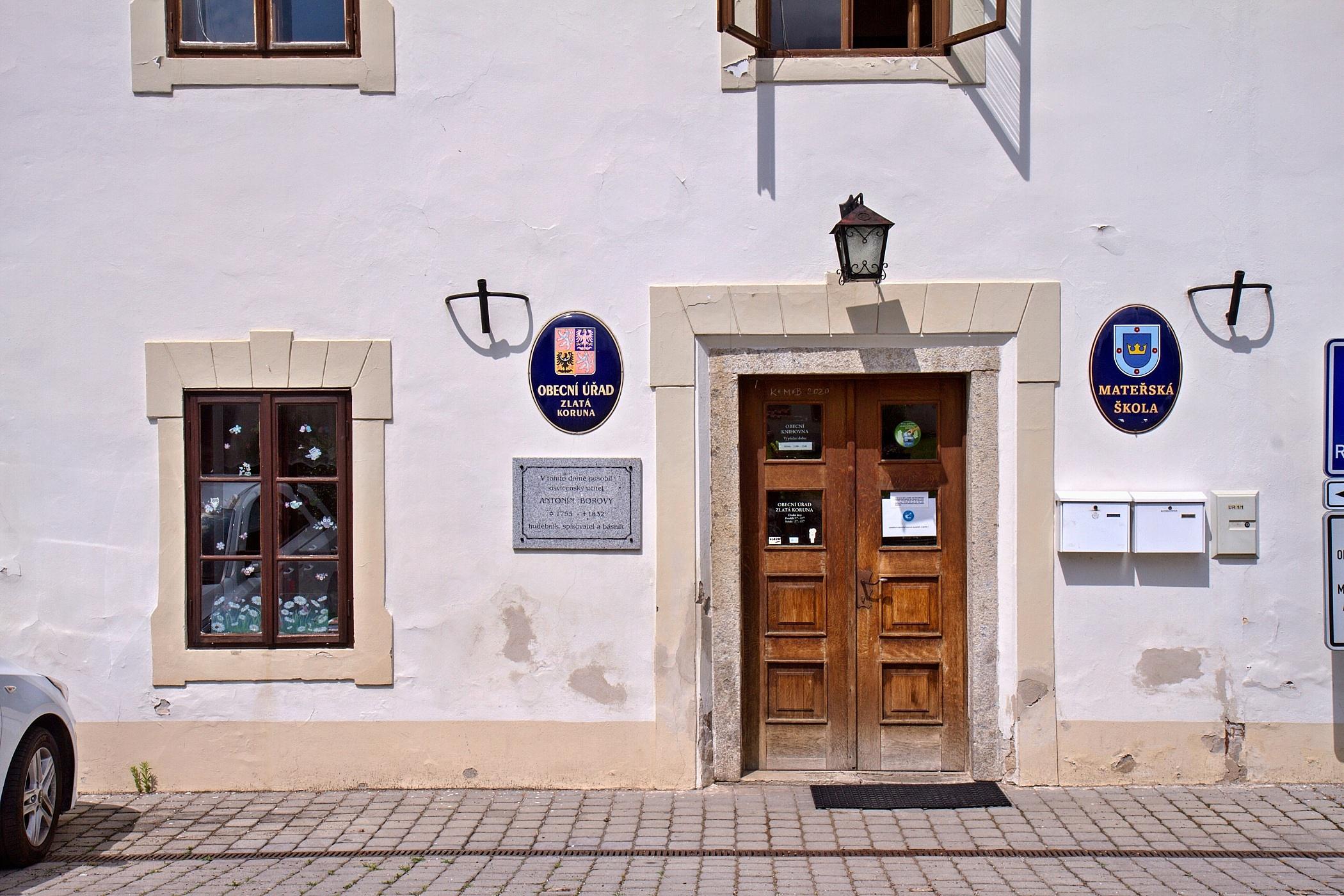 Zlatá Koruna - obecní úřad foto 4